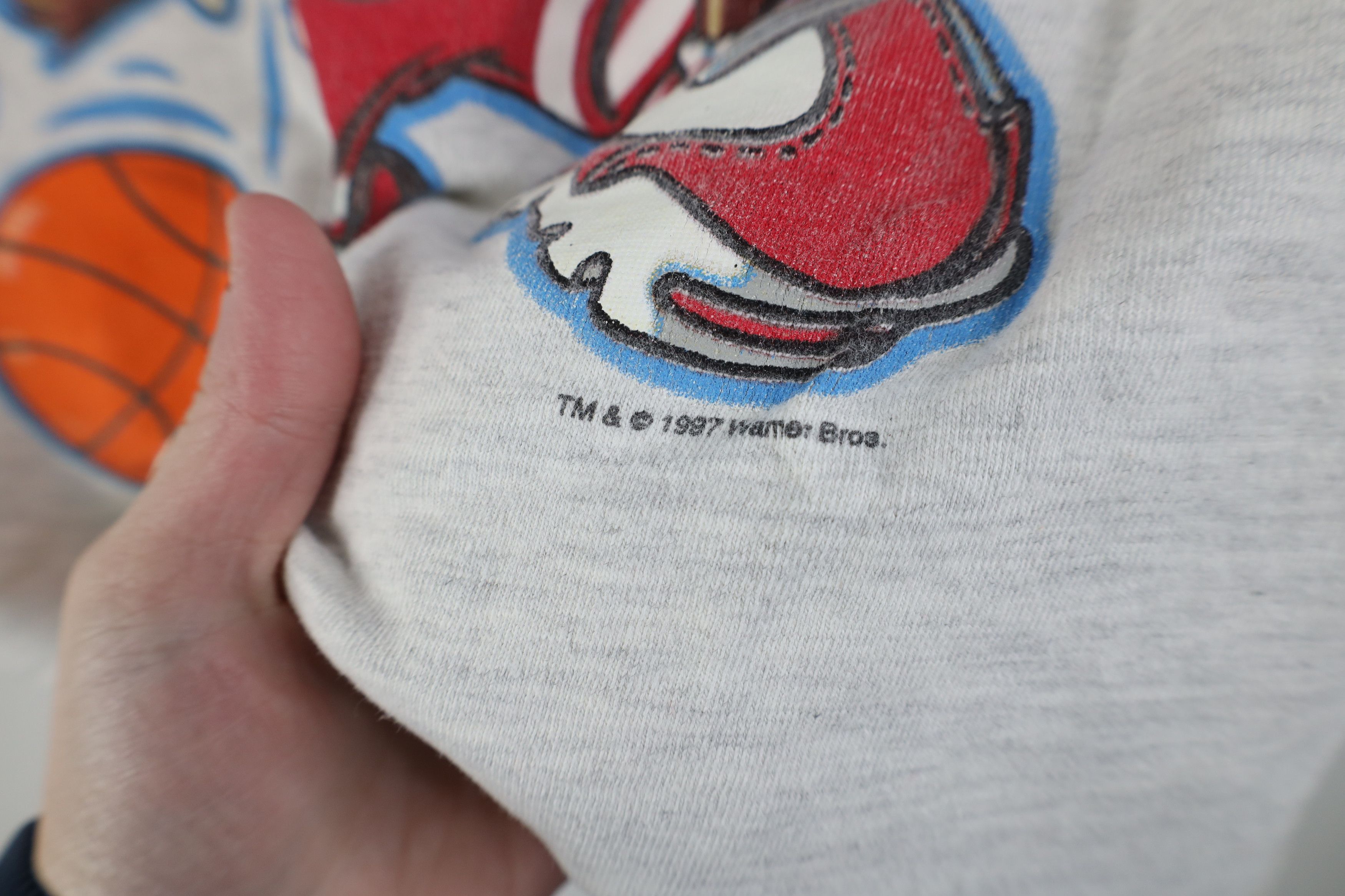 Vintage Vintage 90s Looney Tunes Tazmanian Devil Basketball T-Shirt Size US XL / EU 56 / 4 - 7 Thumbnail