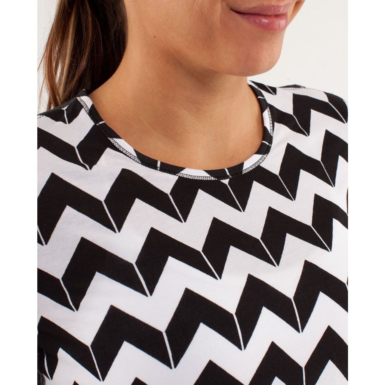Lululemon Lululemon Devotion Short Sleeve Tee Arrow Chevron White Blac Size S / US 4 / IT 40 - 11 Thumbnail