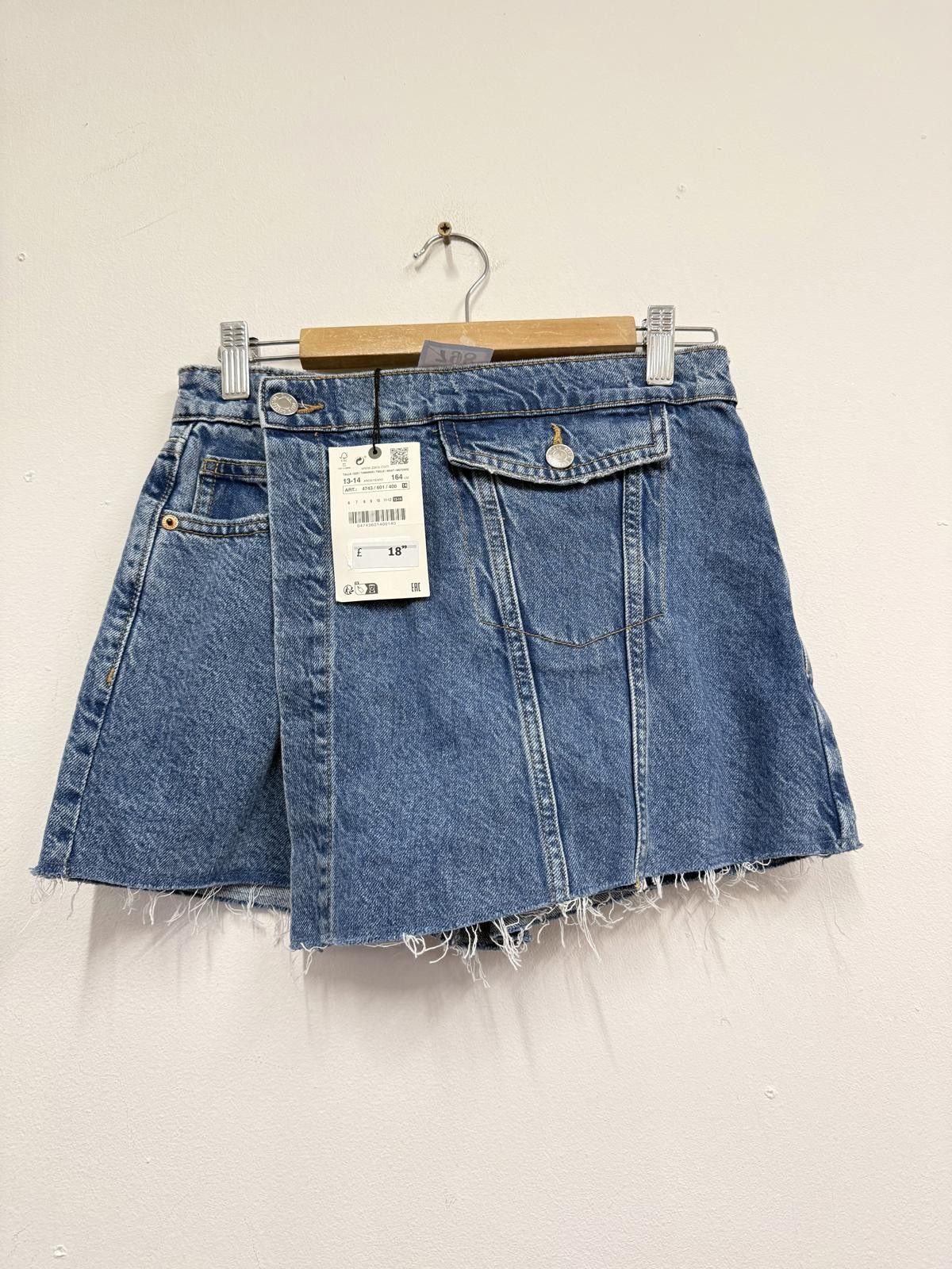 Zara Zara Denim Mini Skirt with Front Pocket Detail Size 24" / US 00 / IT 34 - 1 Thumbnail