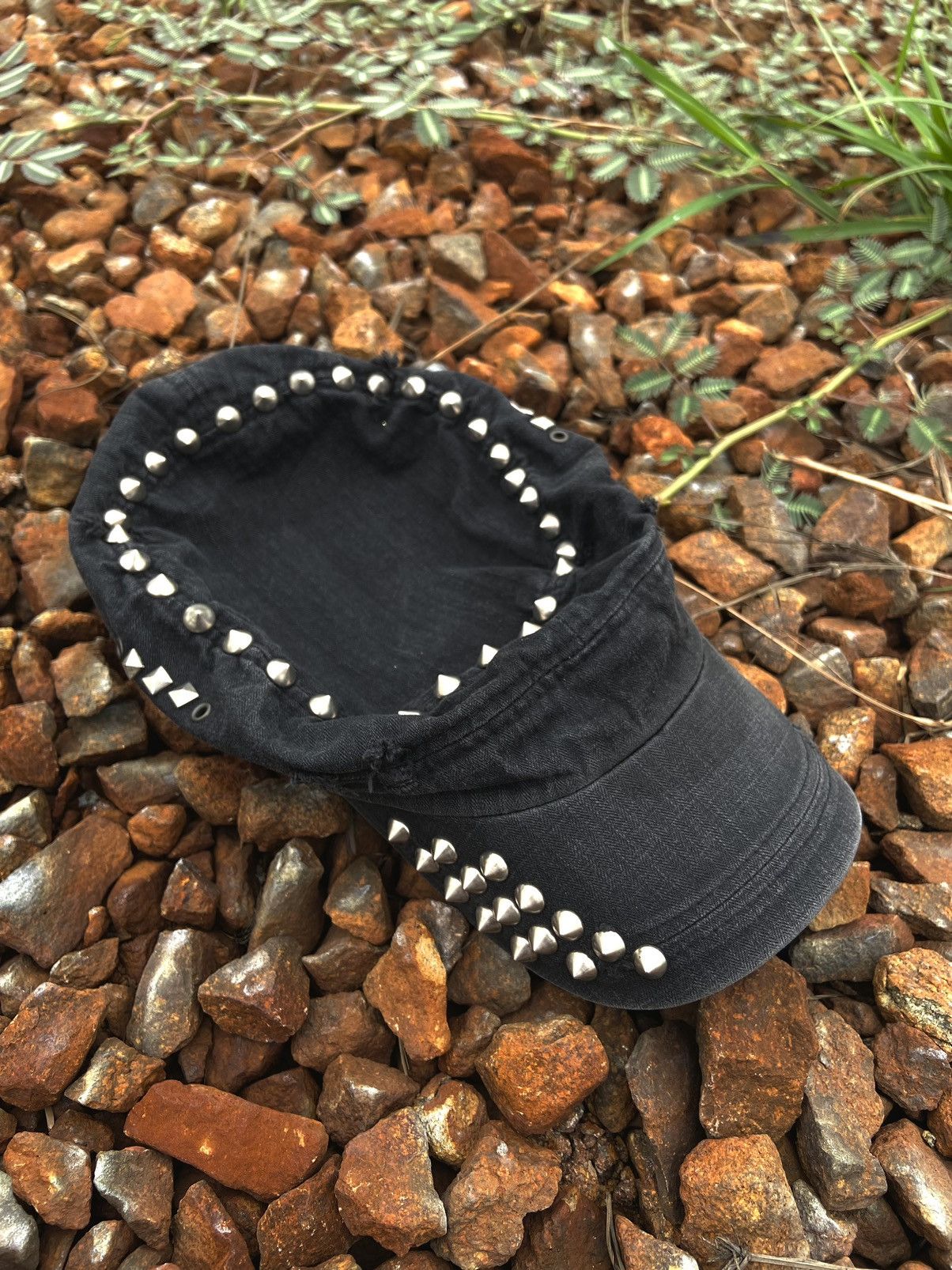 If Six Was Nine 2000s disteressed hat studded with thorns Size ONE SIZE - 2 Thumbnail
