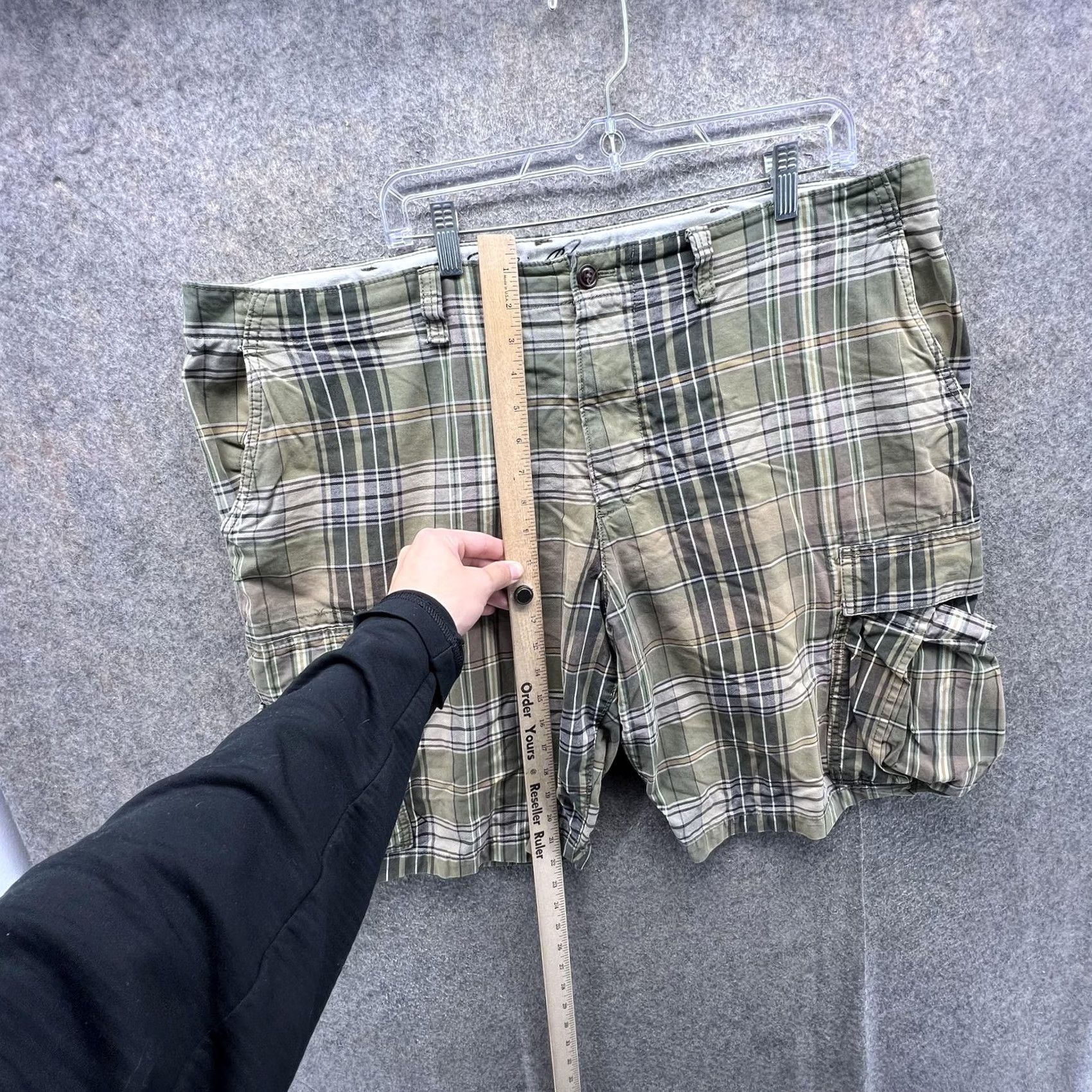 Eddie Bauer Eddie Bauer Cargo Shorts Mens 42 Green Plaid Cotton 11 Inseam Casual Pockets Size US 42 / EU 58 - 6 Thumbnail