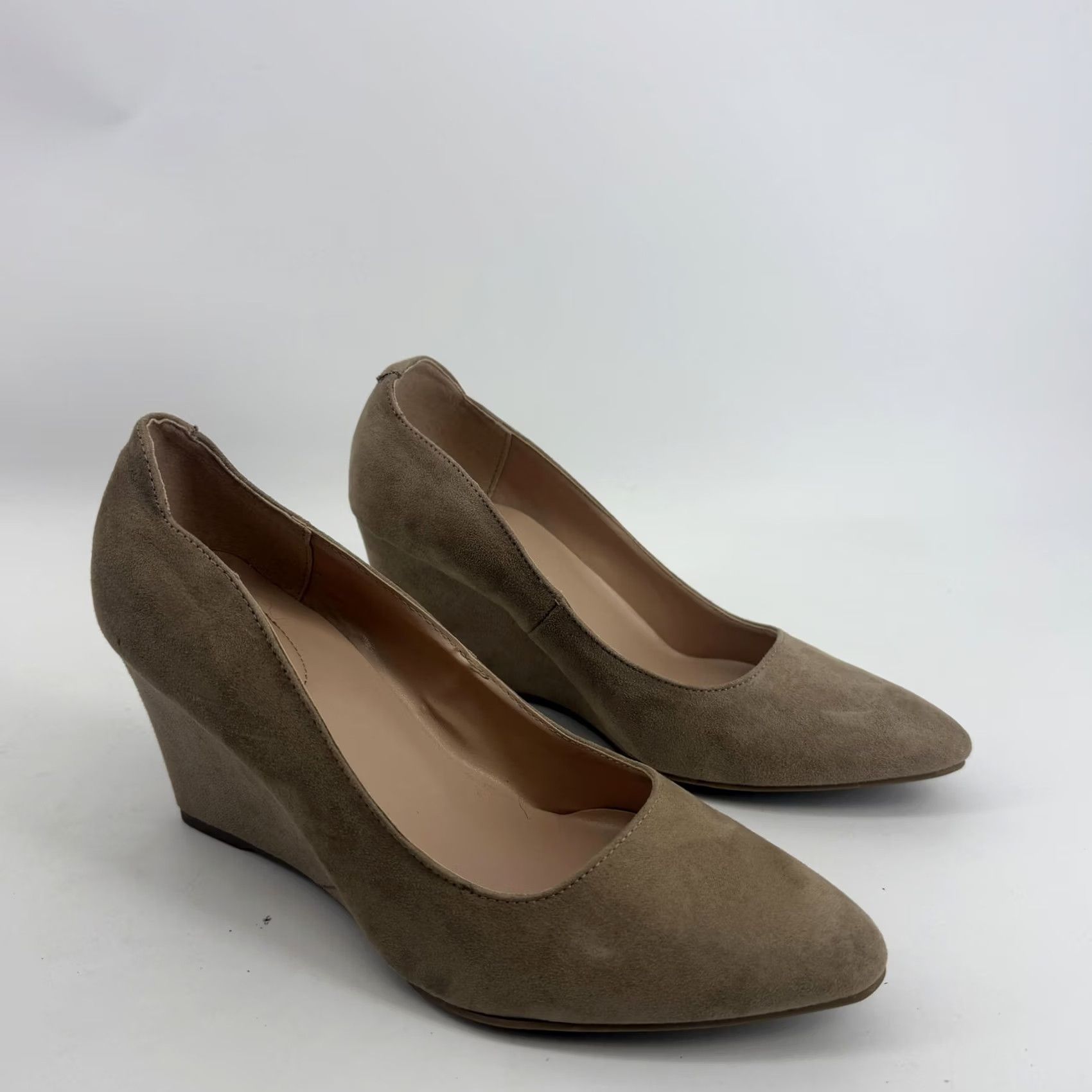 Vintage Bandolino Wedge Pumps 8.5M Tan Beige Faux Suede Pointed Toe Slip On Heel Pump Women Office Business Formal Workwear Size US 9 / IT 39 - 2 Thumbnail