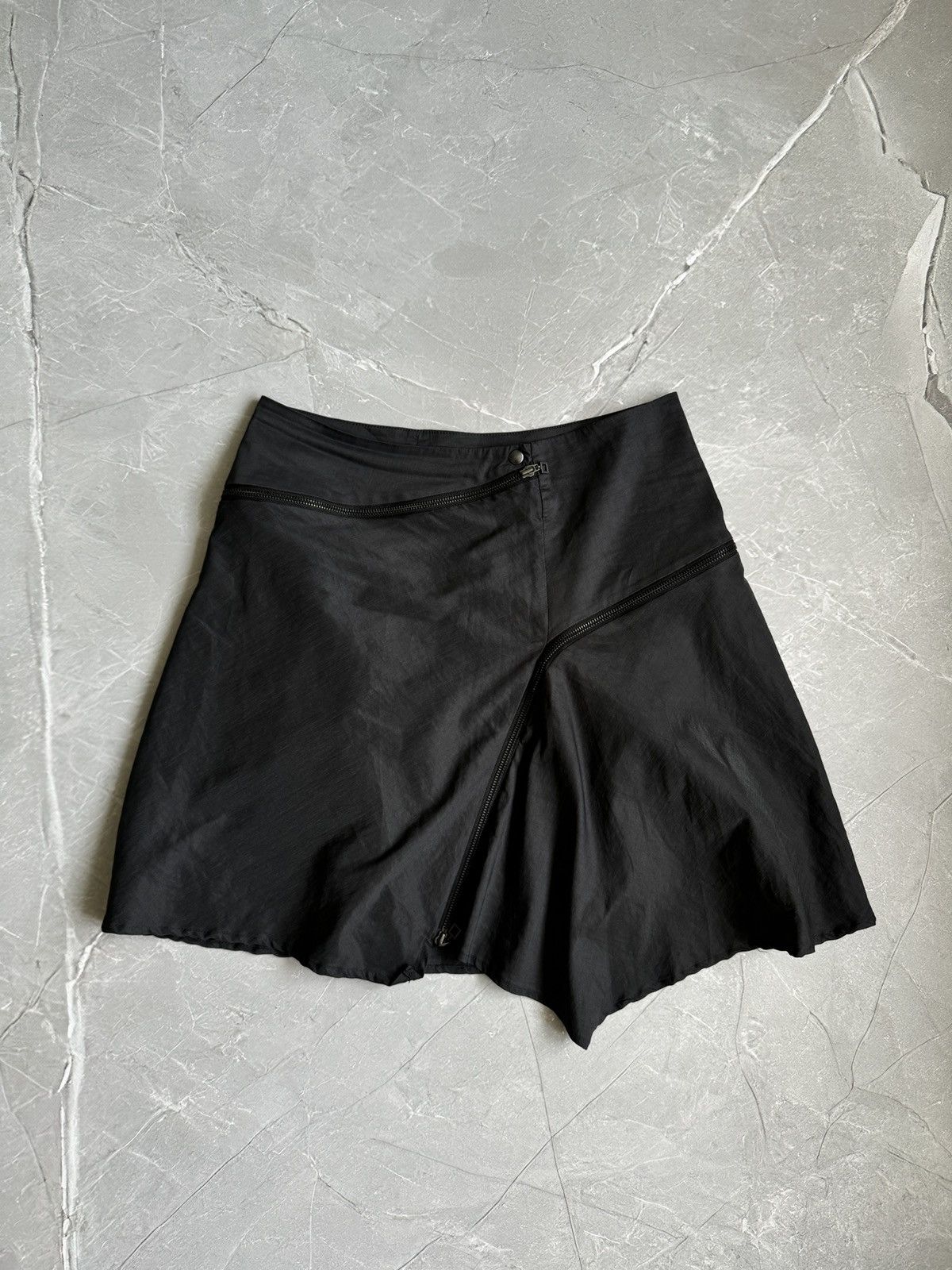 Sarah Pacini Vintage Sarah Pacini Asymetrical Zip Flared Mini Skirt Y2K Size 34" / US 12 / IT 48 - 1 Thumbnail