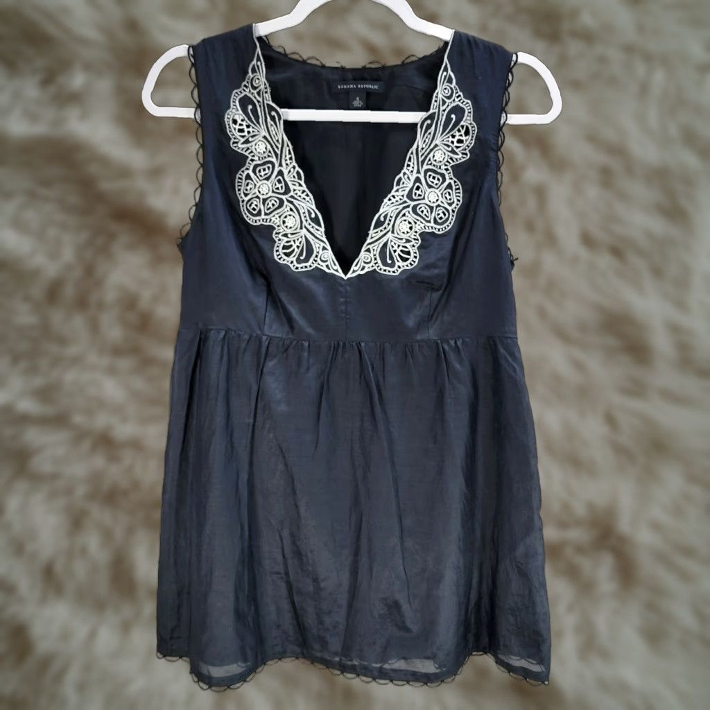 Banana Republic Banana Republic Dark Blue Floral Embroidered Sleeveless Top Shirt Relaxed Sz 6 Womens Tank V-Neck Embroidered Cotton Silk 90s? Size M / US 6-8 / IT 42-44 - 1 Thumbnail