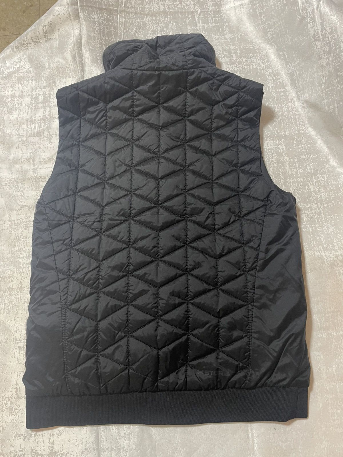Under Armour UNDER AMRMOUR BLACK VEST Size US XS / EU 42 / 0 - 6 Thumbnail