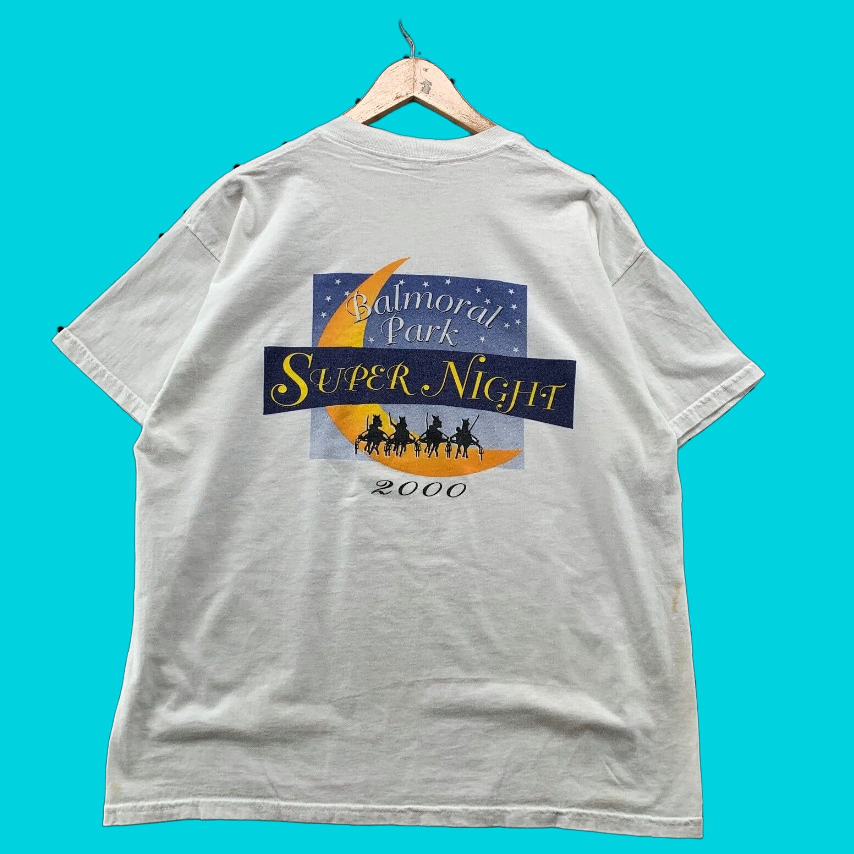 Gildan VINTAGE Y2K Gildan Balmoral Park Summer Night Horse Graphic Shirt Mens Large White Size US L / EU 52-54 / 3 - 1 Thumbnail