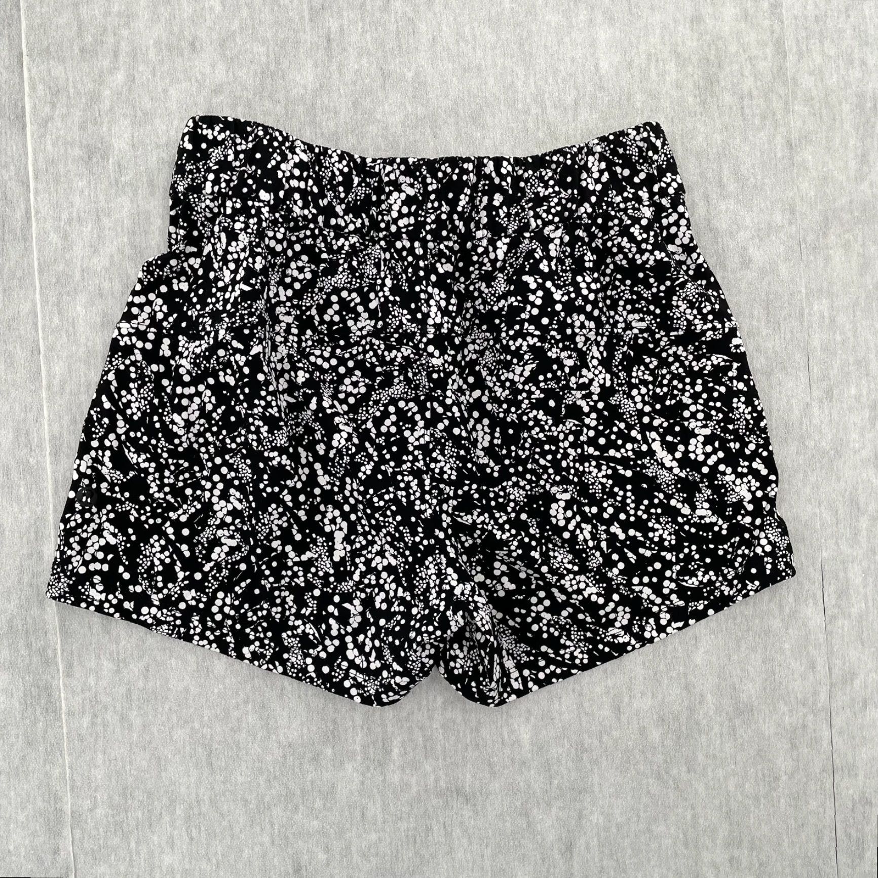 Lululemon Lululemon Shorts Women 4 Black Floral Drawstring Pockets Stretch Logo Activewear Gym Running Womens Size 27" / US 4 / IT 40 - 2 Thumbnail