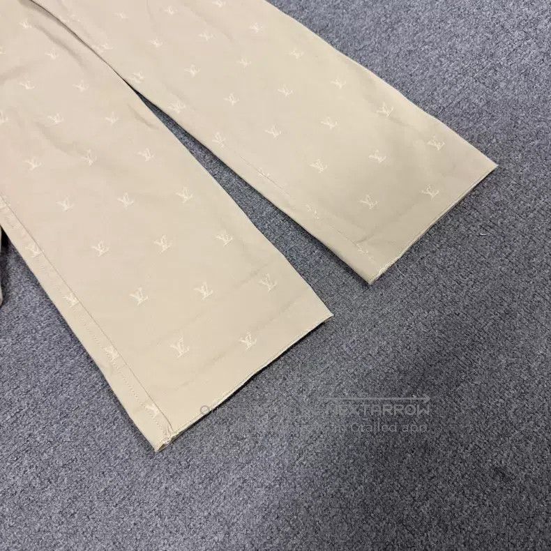 Louis Vuitton Louis Vuitton Light khaki full print straight leg slacks p Size US 44 / EU 60 - 4 Thumbnail