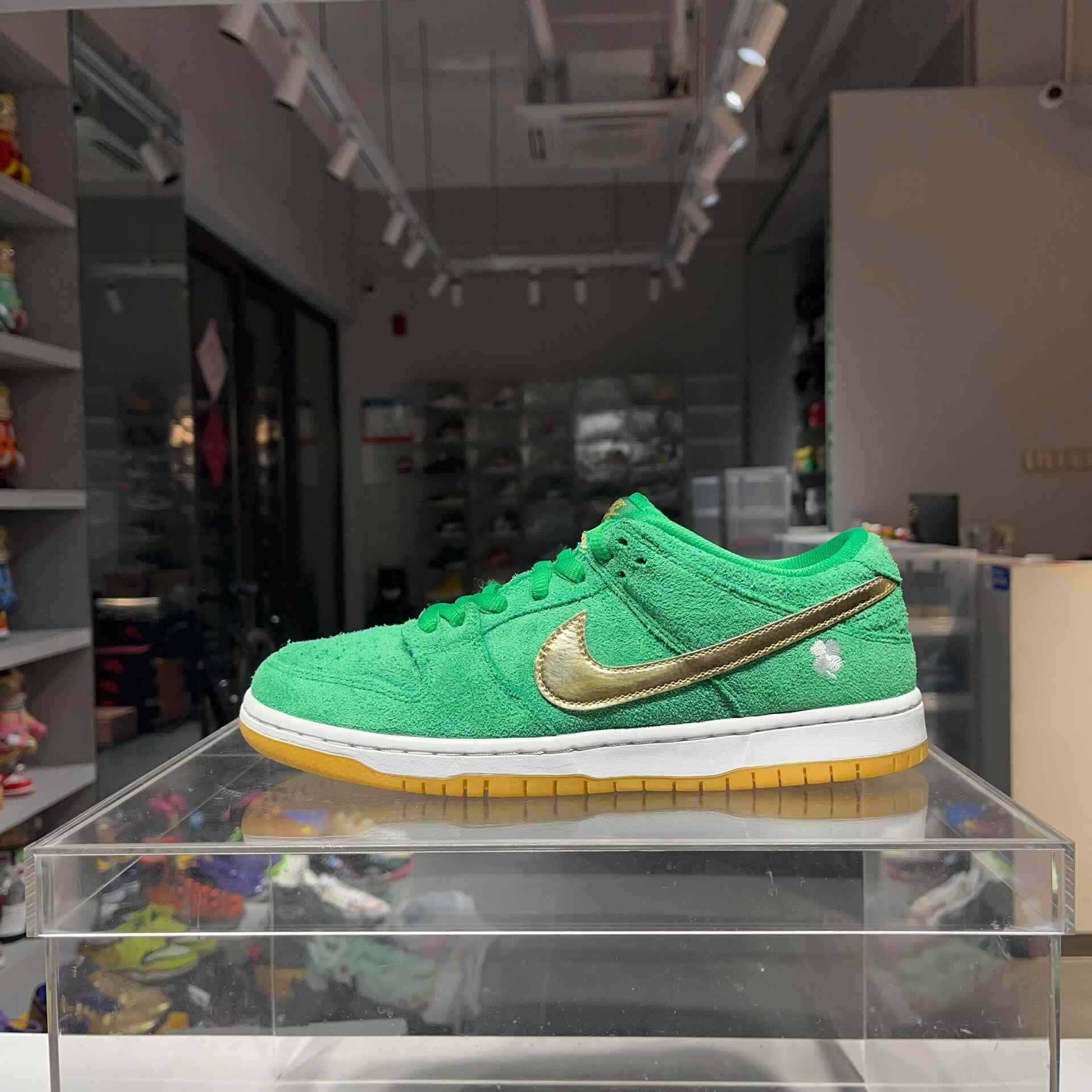 Nike Nike DUNK Green Lowtop Sneakers 9 Men Size US 9 / EU 42 - 1 Thumbnail