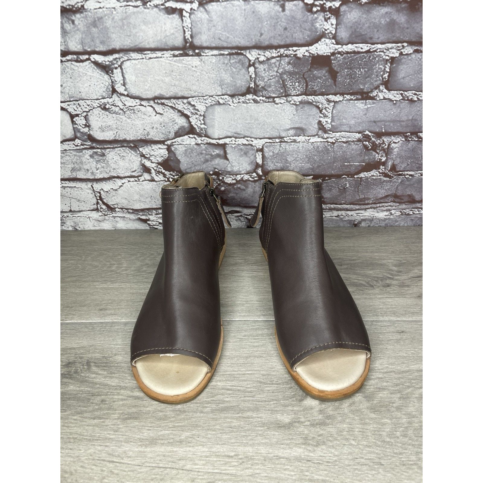 Anthropologie Anthropologie GeeWawa Taupe Leather Side Zip Flat Sandals Wo Size US 9 / IT 39 - 15 Thumbnail