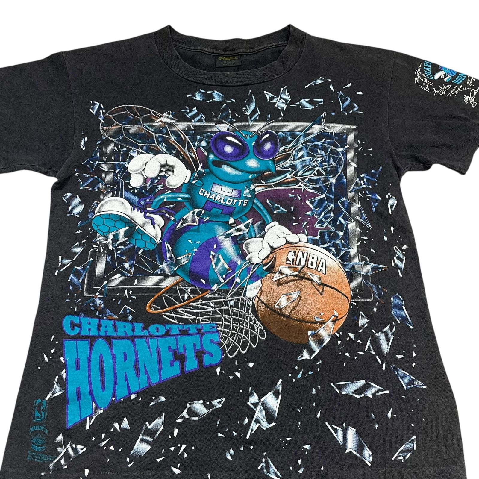 NBA VTG 90s NBA CHARLOTTE HORNETS SHATTERED AOP 1992 T-SHIRT Size US M / EU 48-50 / 2 - 2 Thumbnail
