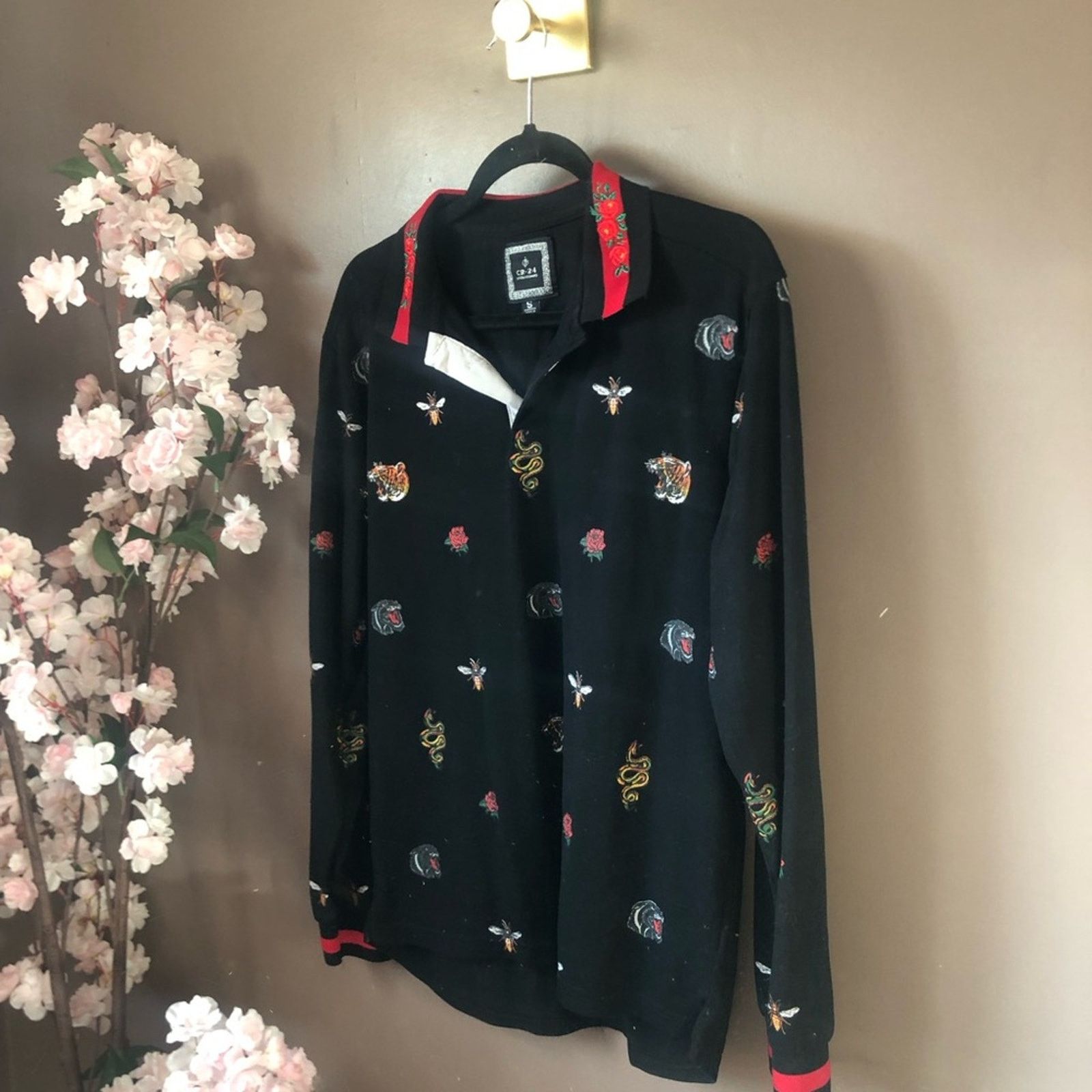 Other Top polo shirt. Black with collar and reptile insect designs Size US S / EU 44-46 / 1 - 2 Thumbnail