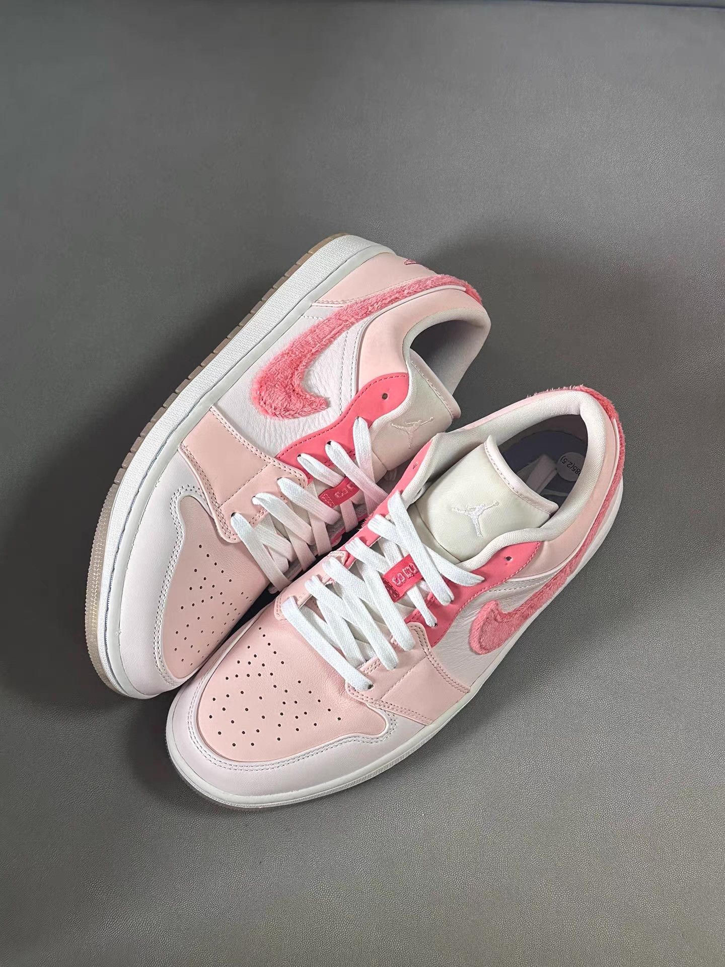 Nike AJ1 Pink Plush Swoosh Ｑ20 Size US 10 / EU 43 - 2 Thumbnail