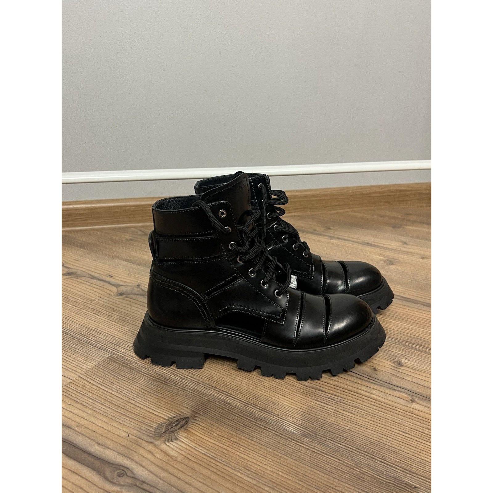 Alexander McQueen NWOT Alexander Mcqueen Women`s Wander Cut-Out Black Leather Size US 7 / IT 37 - 13 Thumbnail