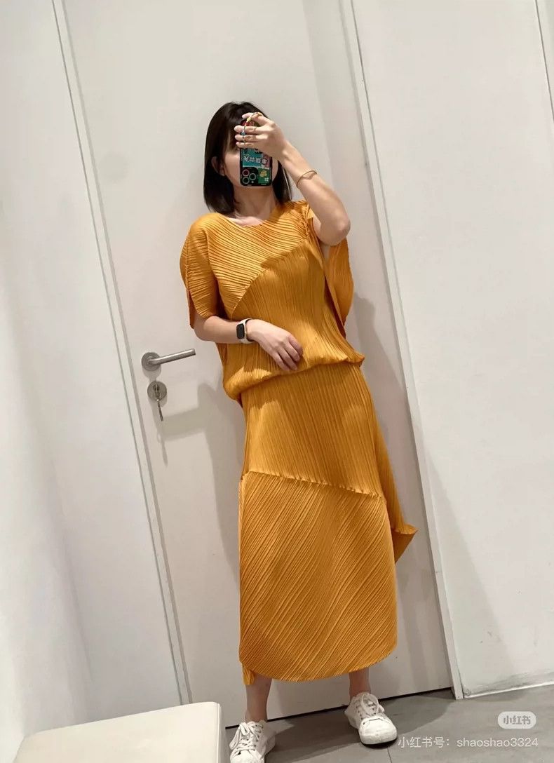 Issey Miyake Issey Miyake size:one size Orange flower bud skirt Size 42" / US 20 - 7 Thumbnail