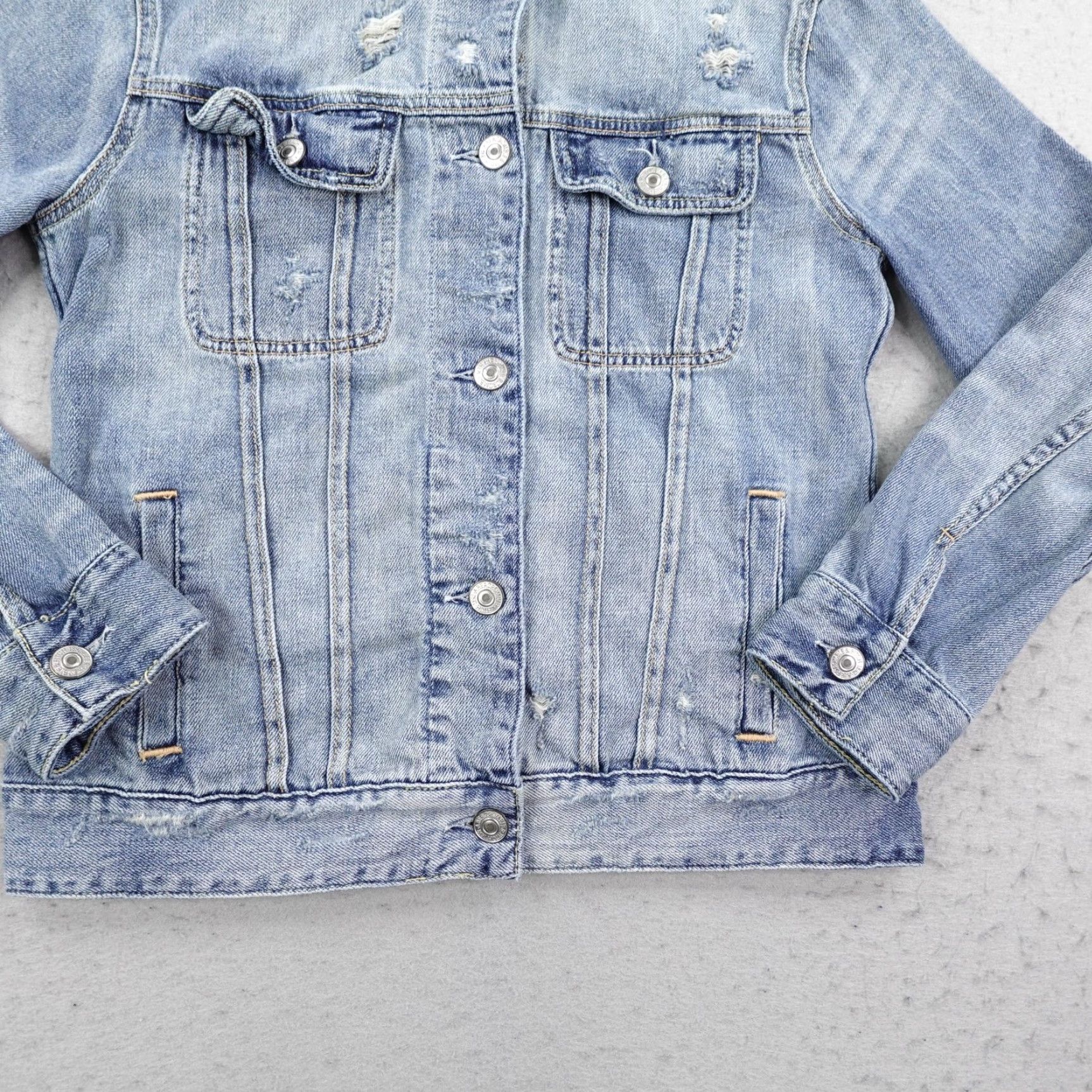 Abercrombie & Fitch Abercrombie & Fitch Jacket Womens Small Blue Denim Distressed Trucker Coat Jeans Pocket Short Sleeve Button Coat/ Jacket Size 28" / US 6 / IT 42 - 3 Thumbnail