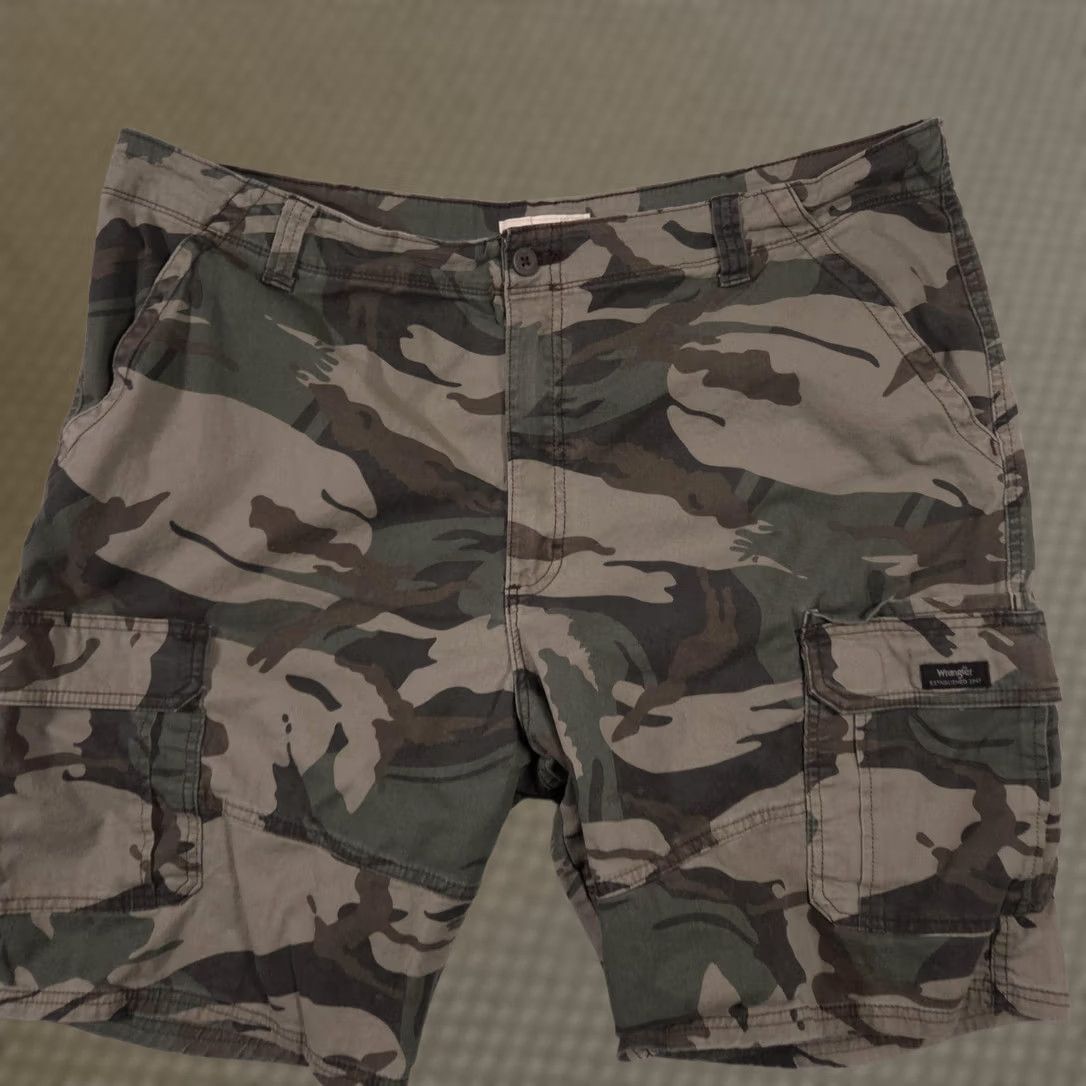 Wrangler Wrangler Cargo Shorts Mens 42 Green Camouflage Relaxed Fit 10 Inseam Utility Cargo Pockets Front Zip Front Flat Front Casual Outdoor Army Army Mens Size US 42 / EU 58 - 1 Thumbnail