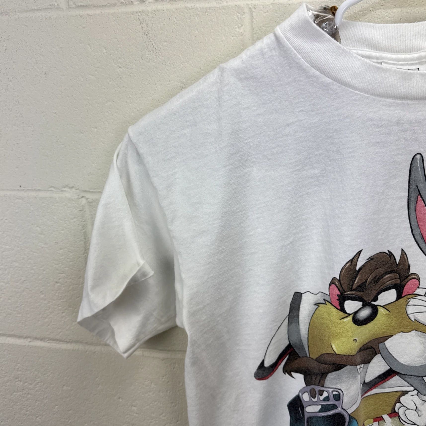 Vintage VINTAGE Wild Oats LOONEY TUNES Football T Shirt Bugs Taz Wil E Coyote XL Large Unisex White 1990s Graphic Tee Sportswear/Beach Mens Womens Boys Girls Size US XL / EU 56 / 4 - 6 Thumbnail