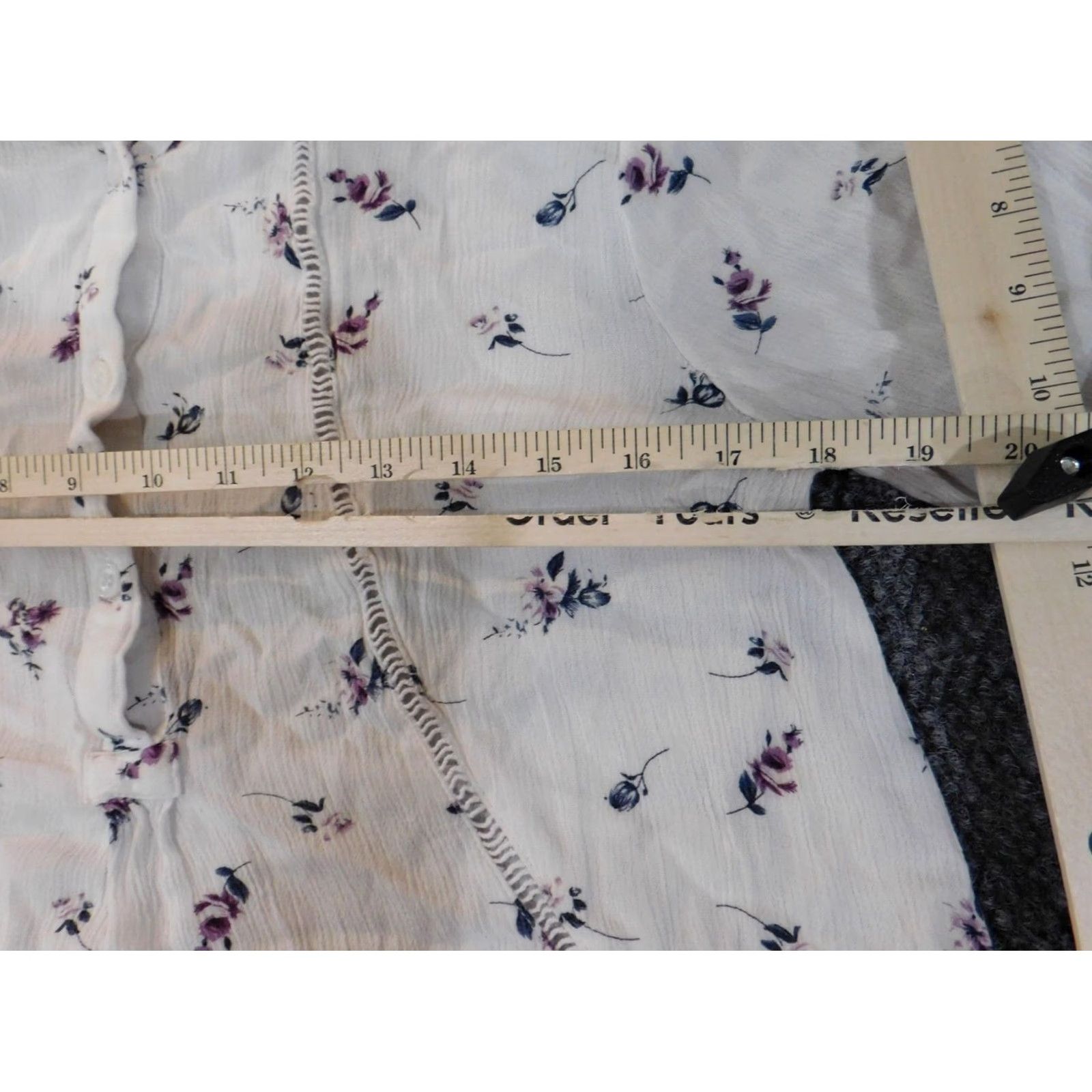 Vintage En Creme Blouse Shirt Womens Small White Floral Crew Neck Button Pullover Long Sleeve Casual Regular Rayon Ruffle Classic 90s? Size S / US 4 / IT 40 - 5 Thumbnail
