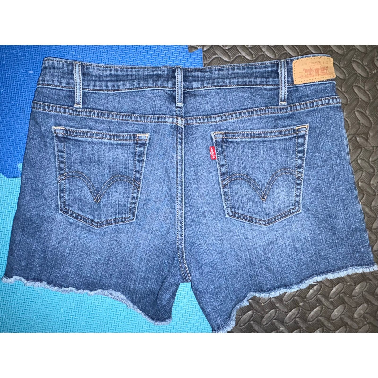 Levi's Levis women’s size 8 shorts blue denim Size 30" / US 8 / IT 44 - 4 Thumbnail
