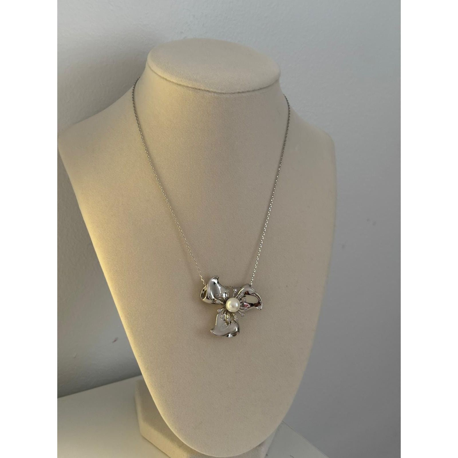 Other Silver Flower Pendant Necklace Pearl Crystal Statement Size ONE SIZE - 2 Thumbnail