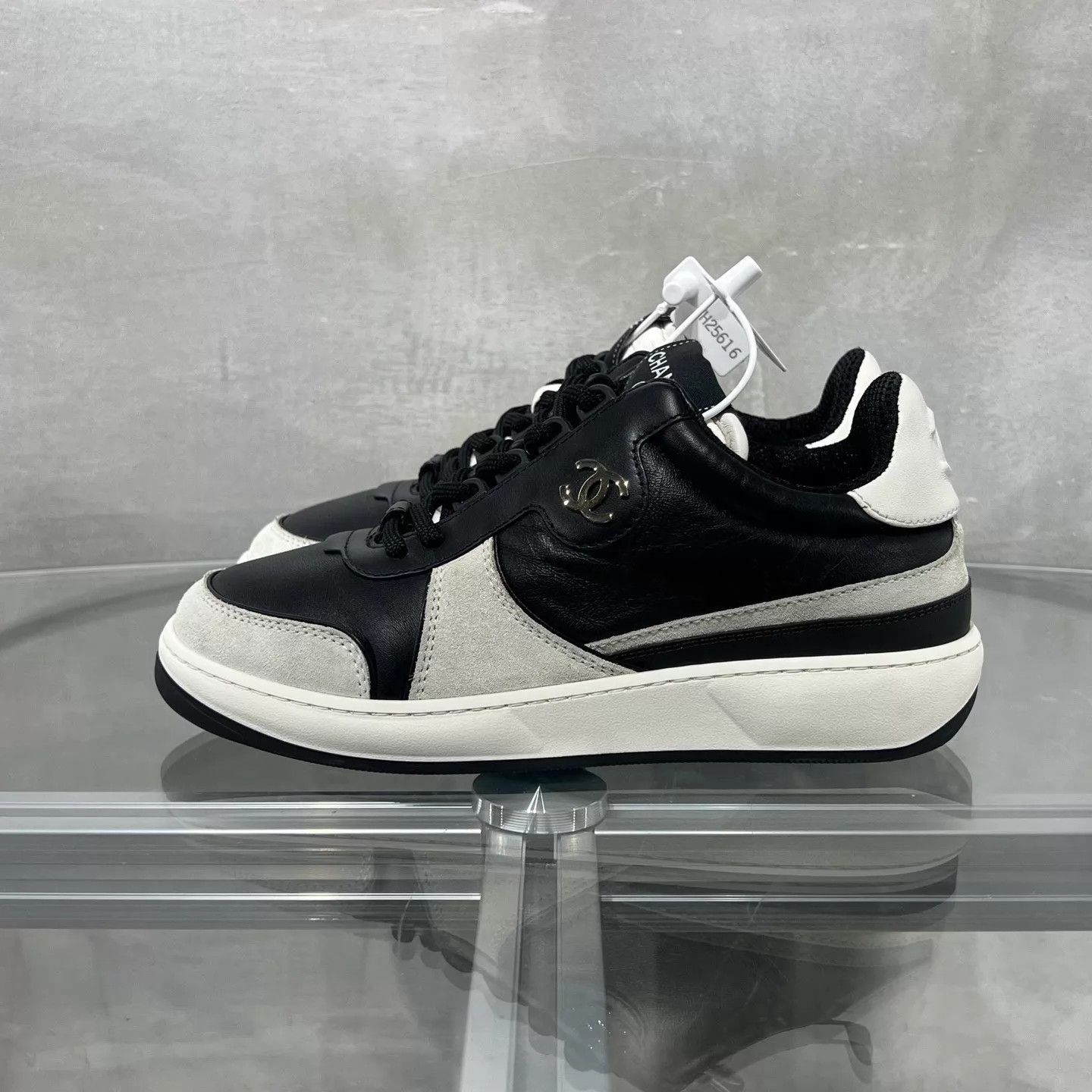 Chanel Chanel 23C Black & White CC Trainers Size 36 Size US 5.5 / IT 35.5 - 3 Thumbnail