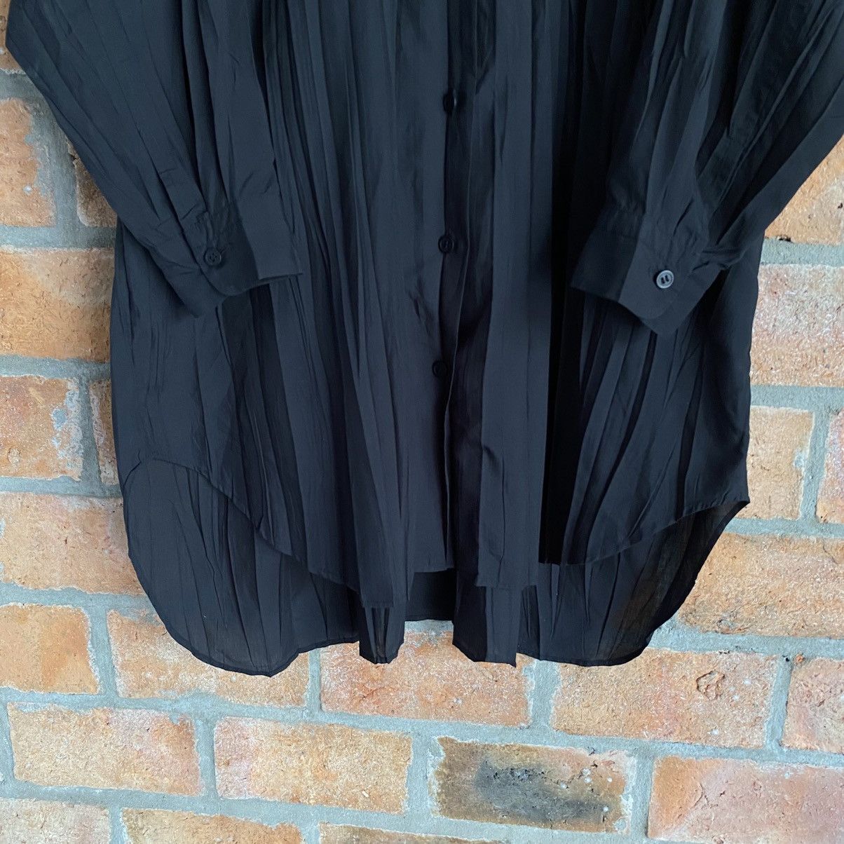Issey Miyake ISSEY MIYAKE Black Pleated Oversized Dress Shirt Size XS / US 0-2 / IT 36-38 - 3 Thumbnail