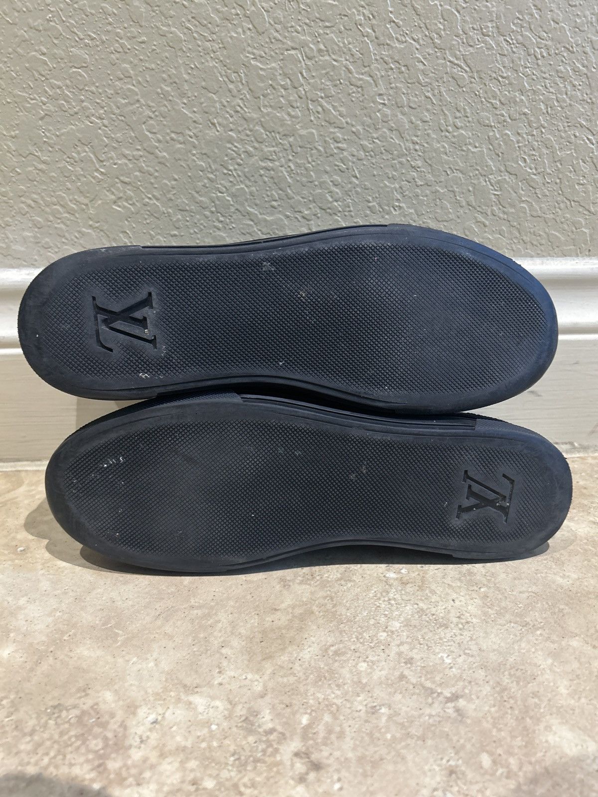 Louis Vuitton Louis Vuitton Black Suede High Top Sneakers size 39.5/8.5 Size US 8.5 / IT 38.5 - 6 Thumbnail