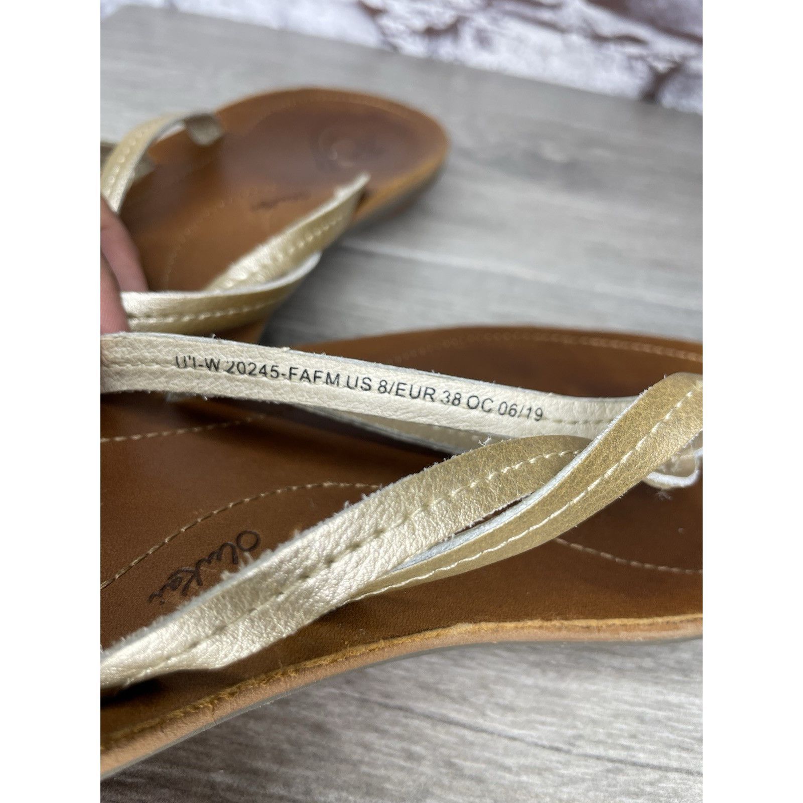 Olukai Olukai “U’i” Gold Leather Double Strap Flip Flops Sandals Wo Size US 8 / IT 38 - 7 Thumbnail