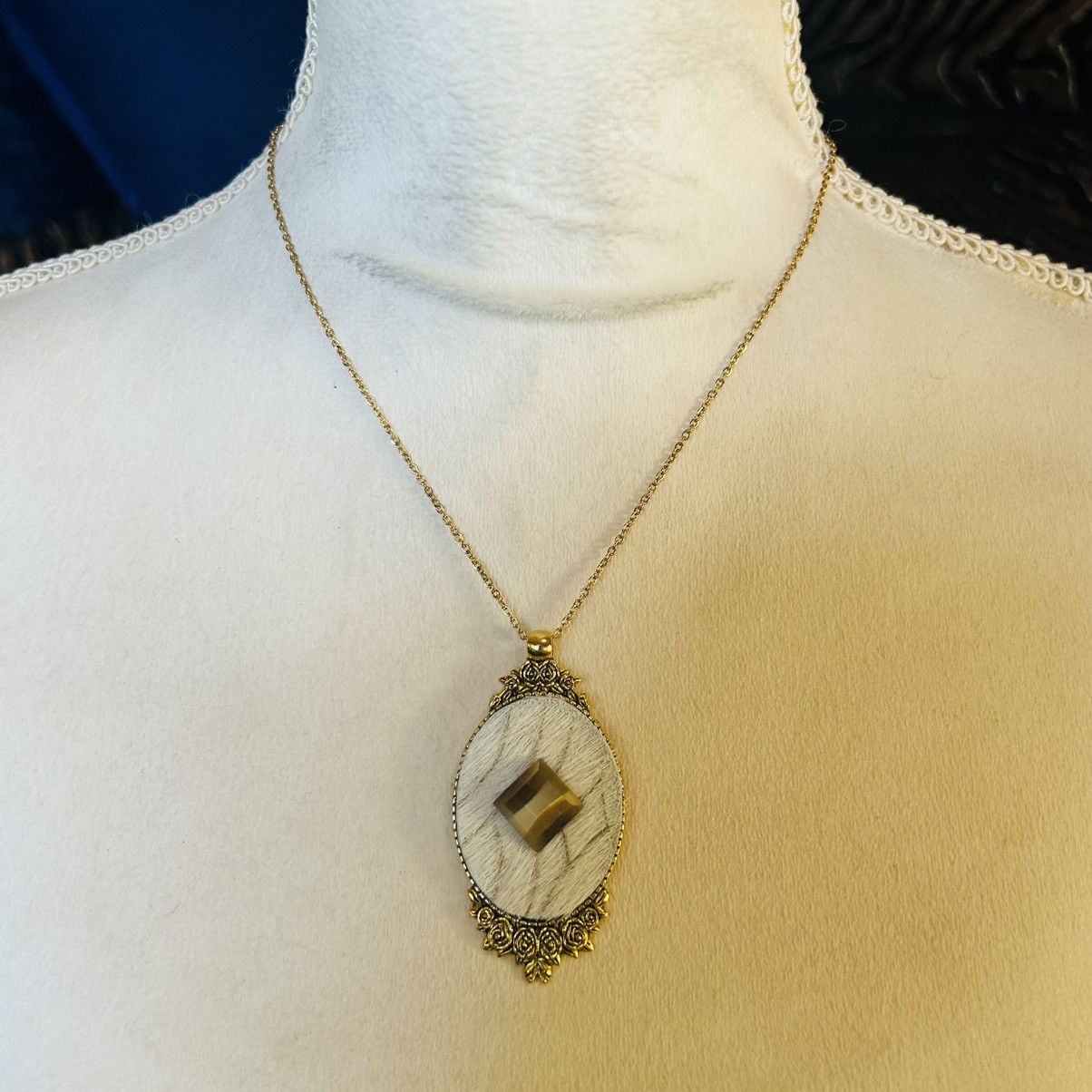 Handmade Handcrafted cowhide vintage gem cameo pendant necklace Size ONE SIZE - 3 Thumbnail