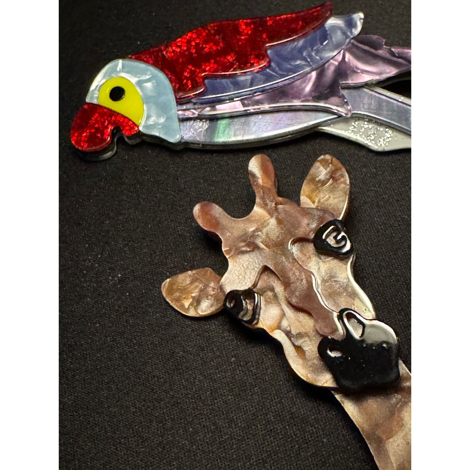 Other Set of 2 Acrylic 3D Animal Brooches Parrot & Giraffe Size ONE SIZE - 2 Thumbnail