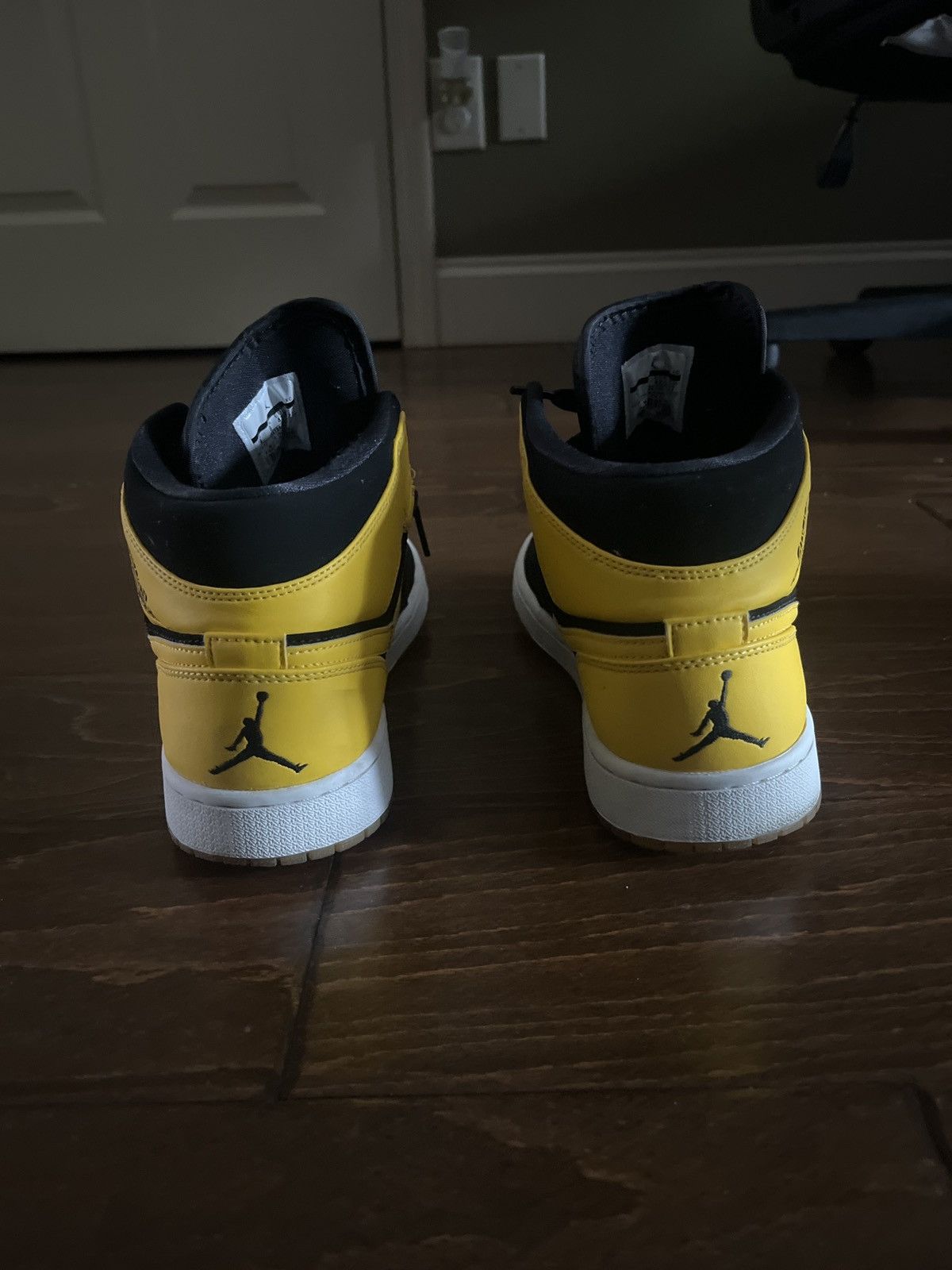 Jordan Brand Air Jordan 1 Mid Size US 9 / EU 42 - 4 Thumbnail