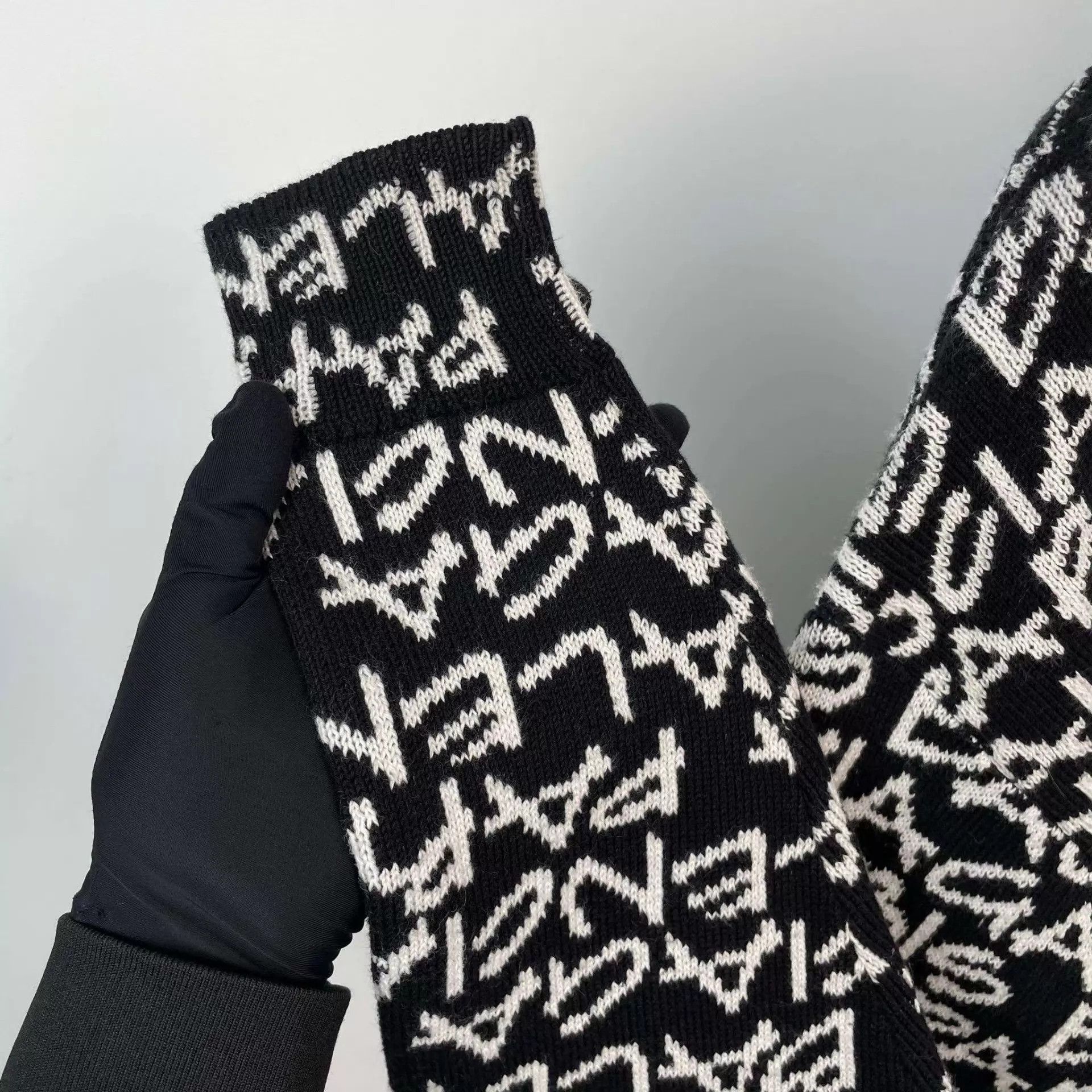 Balenciaga Balenciaga XS Black & White Size US XS / EU 42 / 0 - 8 Thumbnail