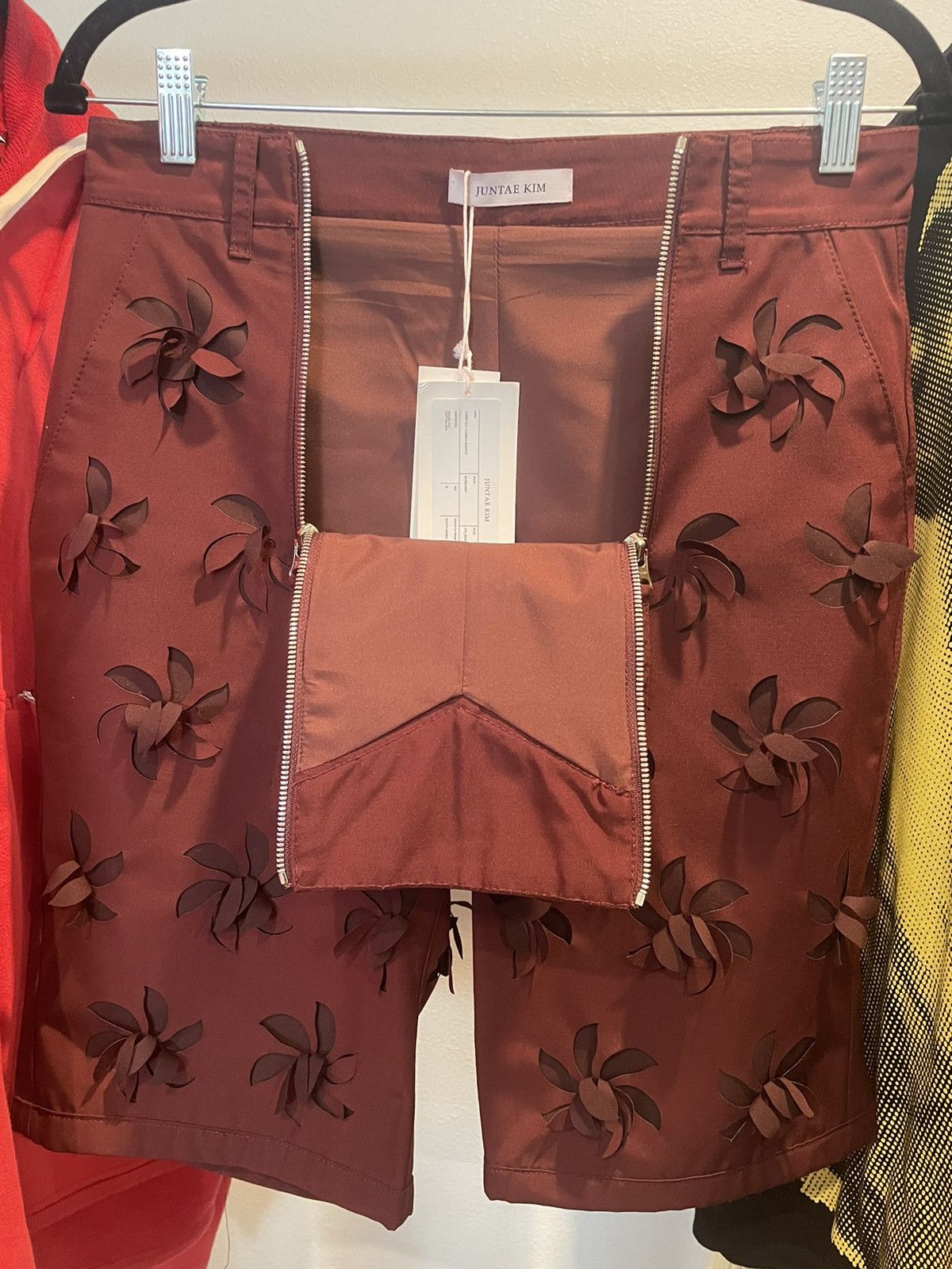 Juntae Kim JUNTAE KIM Red Floral-appliqué 🌺Bermuda Shorts Size US 30 / EU 46 - 1 Thumbnail
