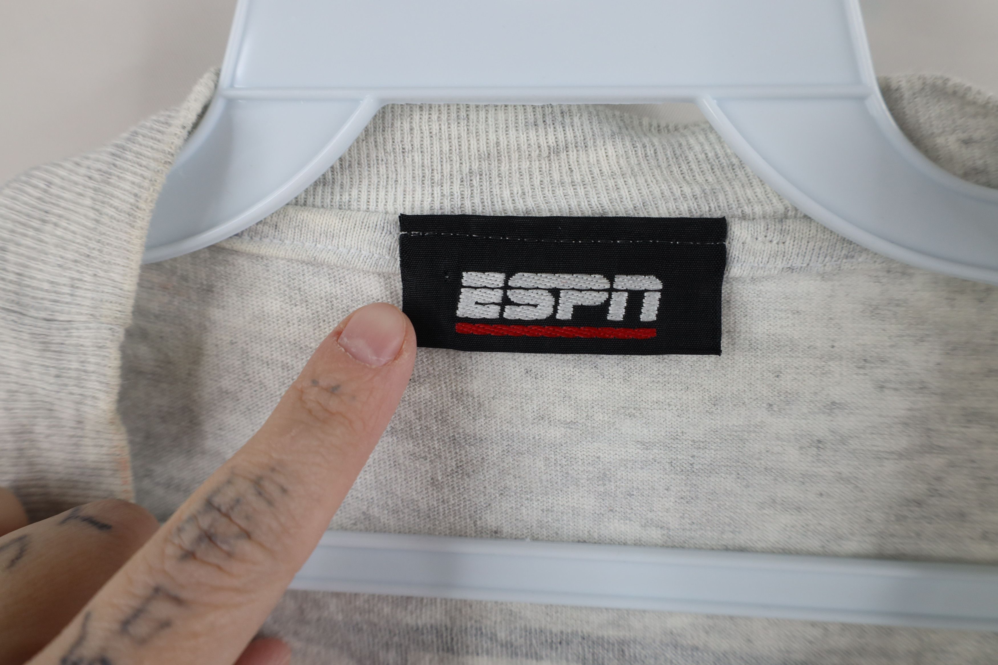 Disney × Vintage Vintage 90s Disney ESPN A Woman And Watch ESPN T-Shirt USA Size L / US 10 / IT 46 - 9 Thumbnail