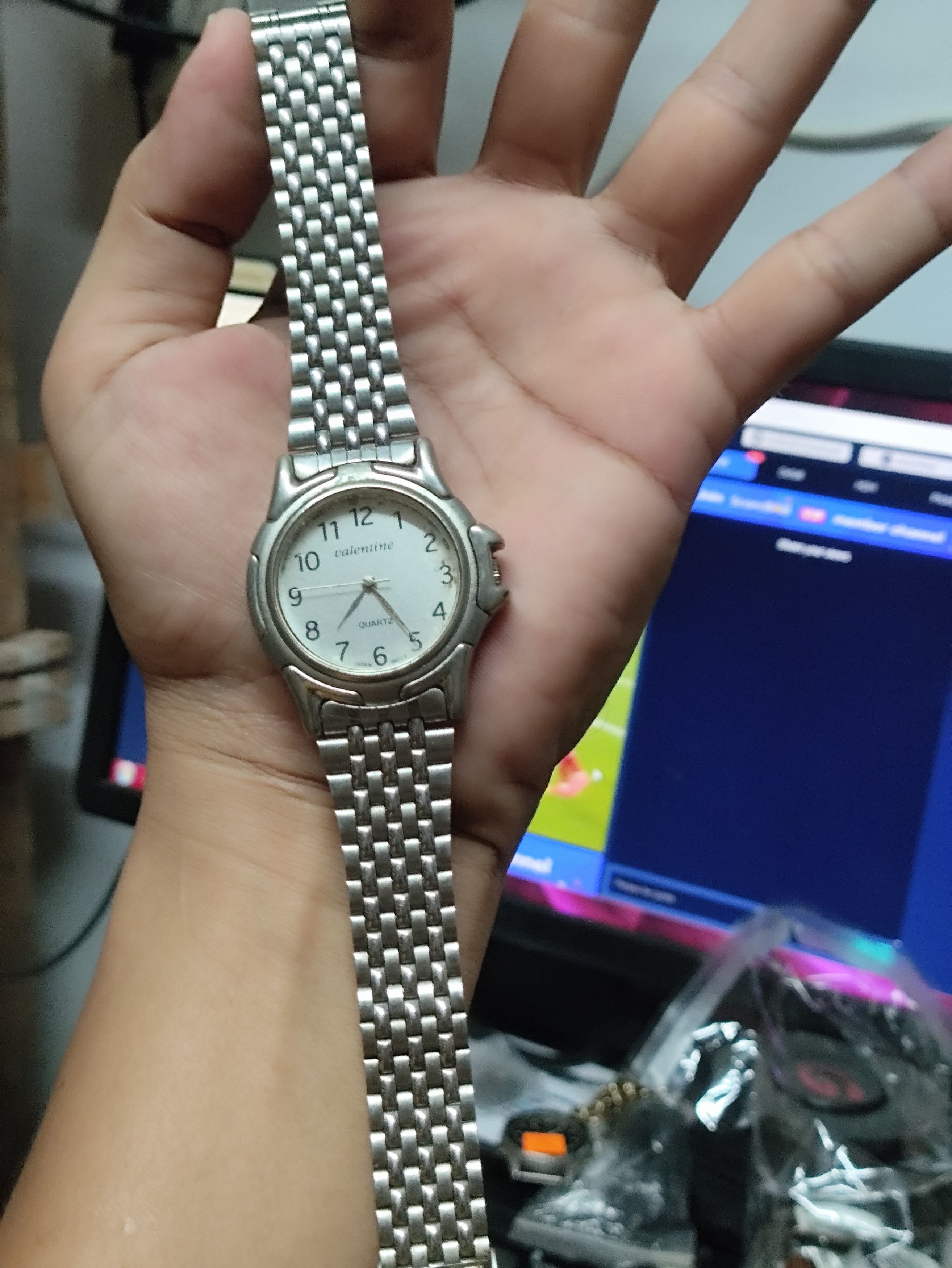 Japanese Brand × Vintage Vintage Valentine Japan Quartz Watch (faded design) Size ONE SIZE - 8 Thumbnail