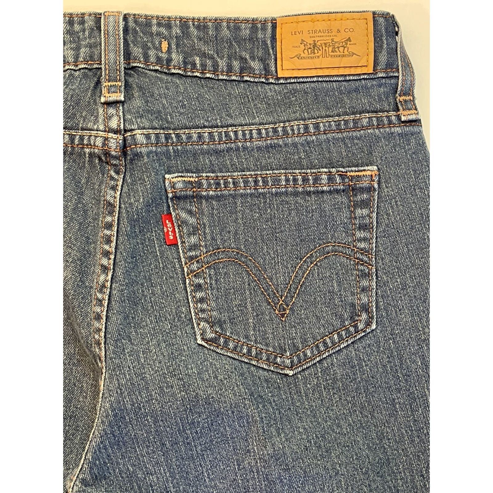 Levi's Levi's Capri Jeans Capris Women 8 Blue Denim Embroidered Pockets 515 Mid Rise 20in Inseam Size ONE SIZE - 4 Thumbnail