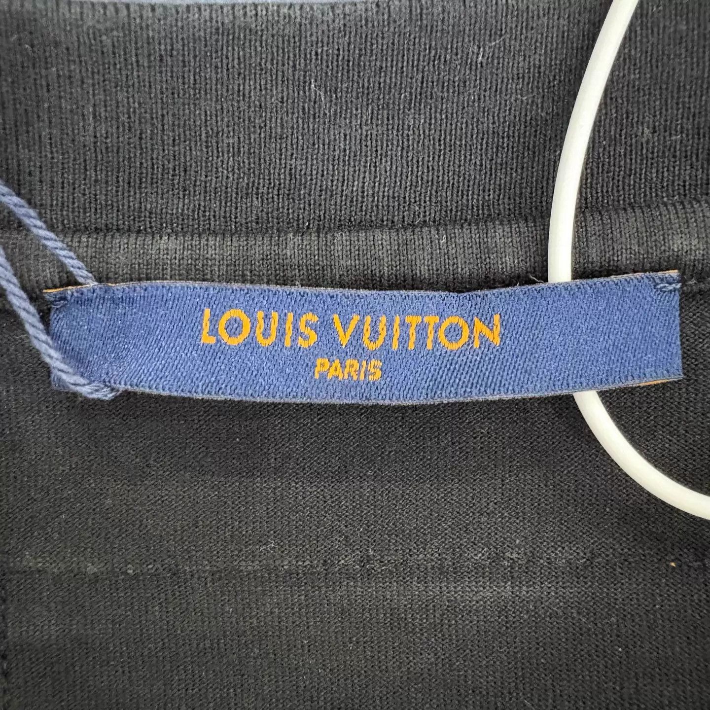 Louis Vuitton LOUIS VUITTON embossed logo short sleeve t-shirt L 99 Size US L / EU 52-54 / 3 - 3 Thumbnail
