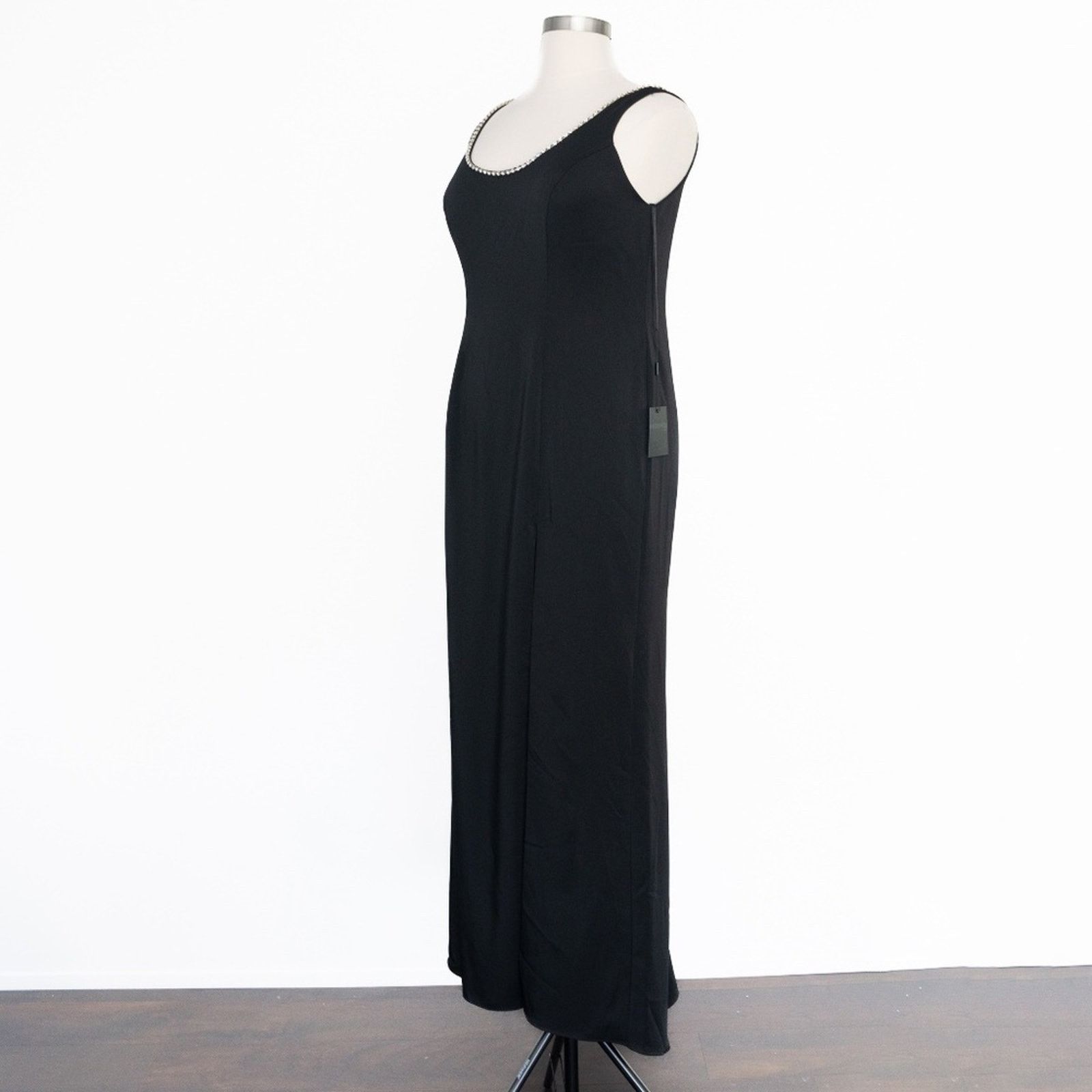 Designer Mac Duggal. Sleeveless Crystal Scoop Neckline Column Gown. Size XL / US 12-14 / IT 48-50 - 6 Thumbnail