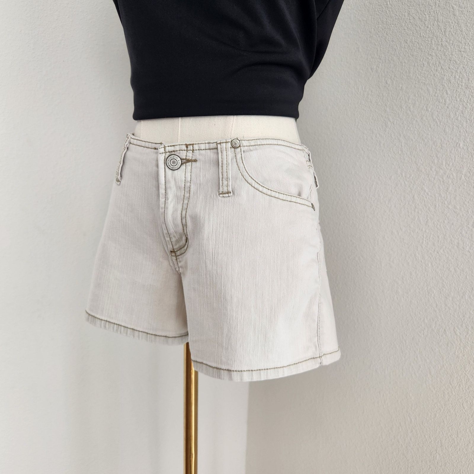 Vintage Vintage Y2K No Boundaries Khaki Low Rise Shorts 4 Size 27" / US 4 / IT 40 - 2 Thumbnail