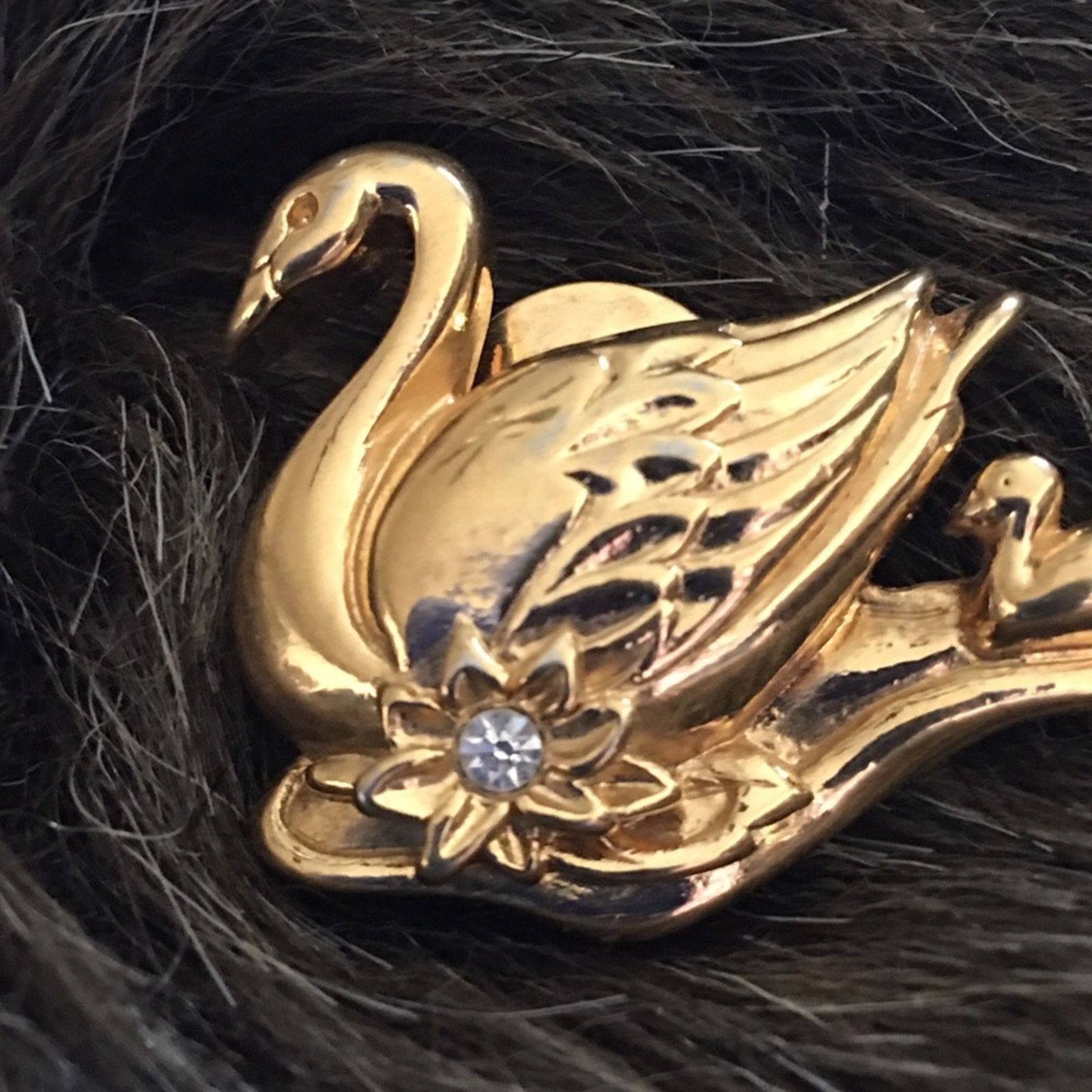 Vintage Vintage Avon 1992 gold tone swan family brooch pin Size ONE SIZE - 5 Thumbnail