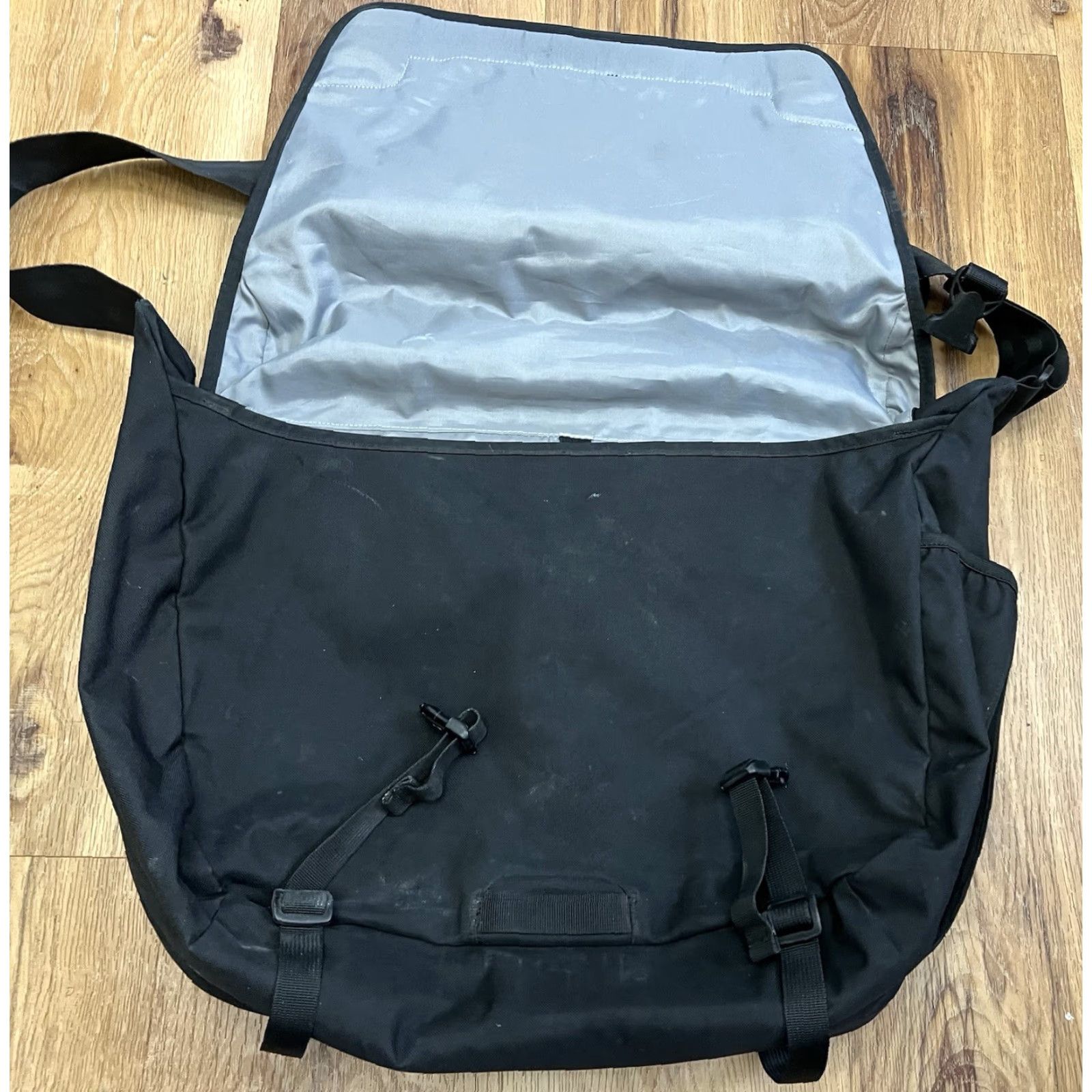 Patagonia Patagonia Messenger Bag Reflective 16” x 12.5” x 5.5” Black 11782 Unisex Adults Medium Polyester Nylon Handle/Strap Pockets Organizer Inner Dividers Size ONE SIZE - 5 Thumbnail