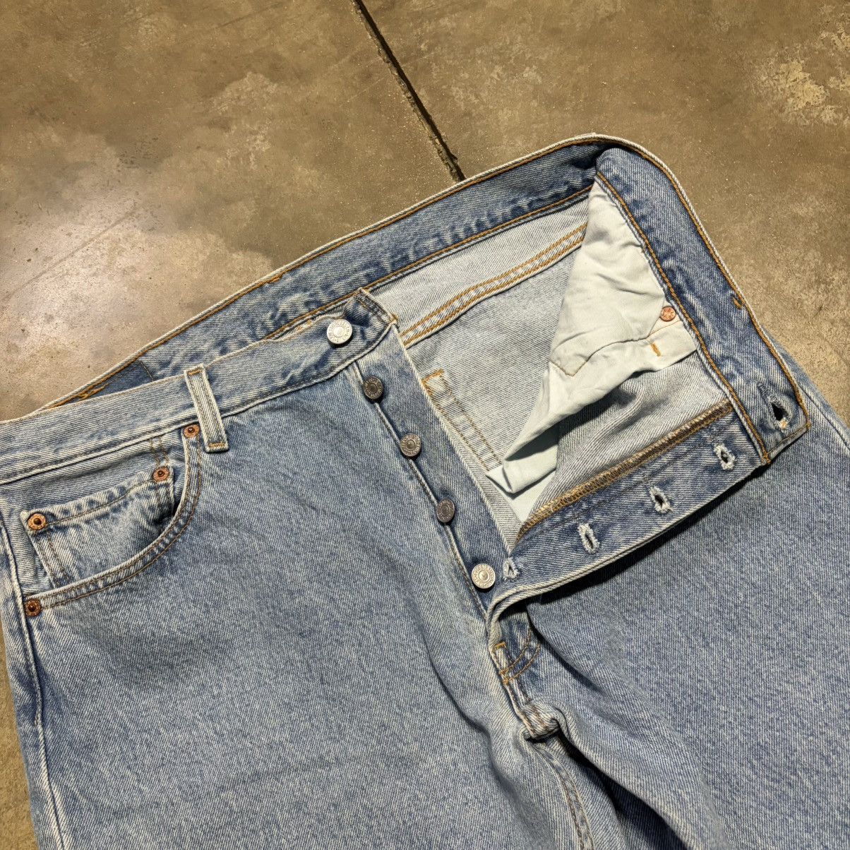 Levi's Vintage Levis 501 Denim Jeans Faded Washed Button Fly 90s Size US 34 / EU 50 - 7 Thumbnail