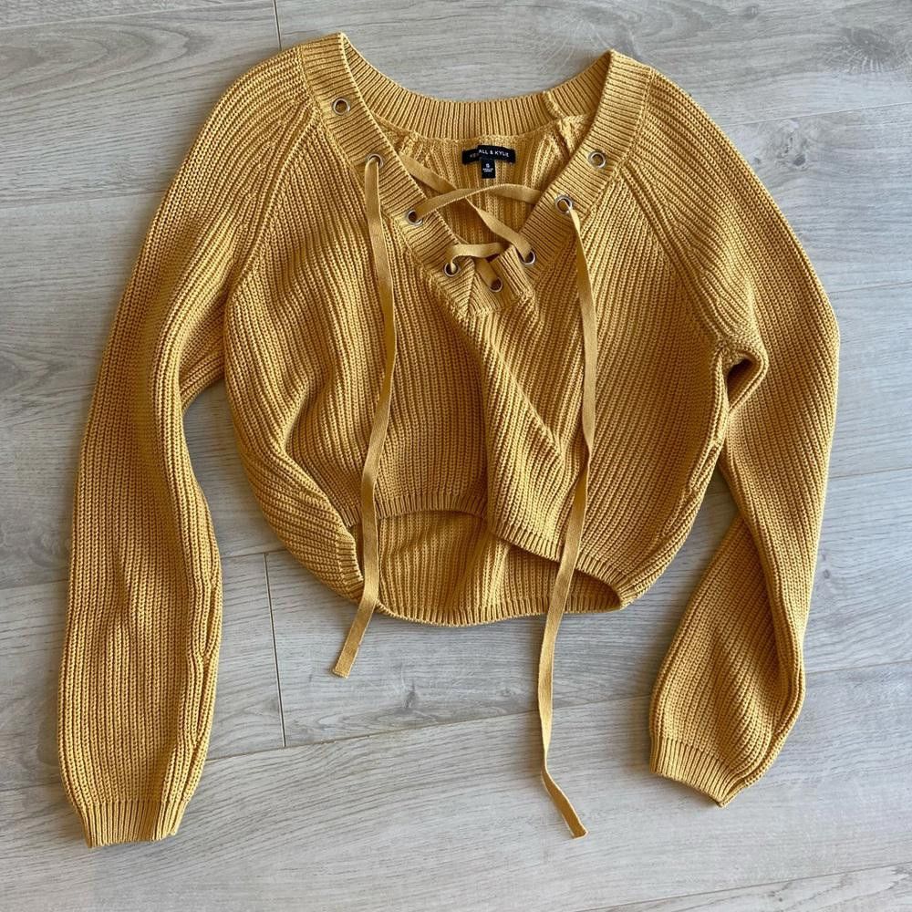 Designer Chic Cropped Knit Sweater with Lace-Up Detail Size S / US 4 / IT 40 - 1 Thumbnail