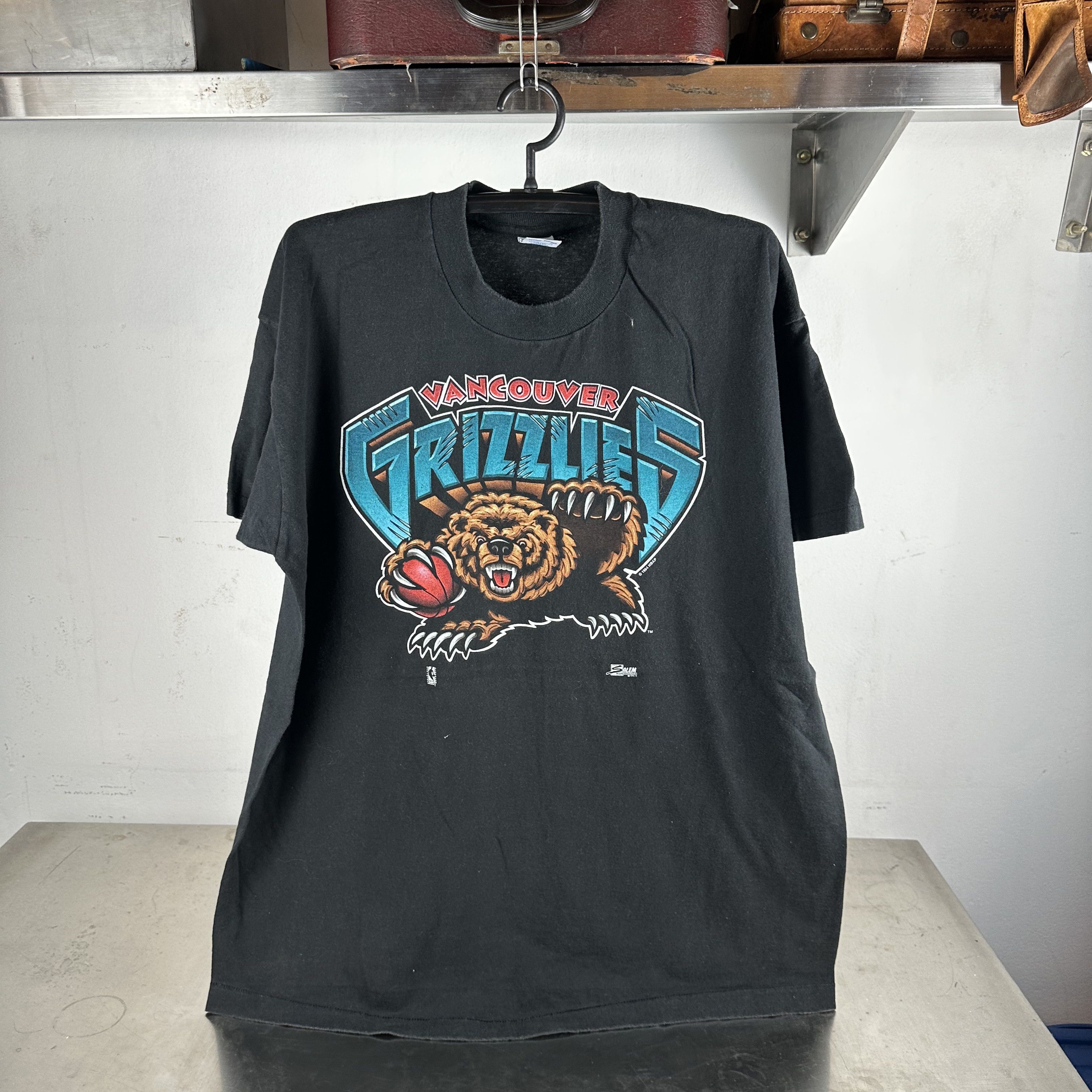 Vintage ​​1994 Vancouver Grizzlies Basketball NBA Salem ​ T-shirt Size US XL / EU 56 / 4 - 1 Thumbnail