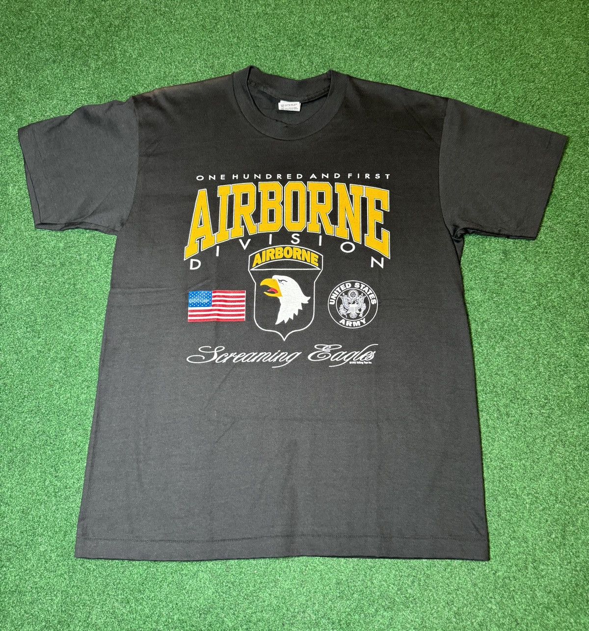 Vintage Vintage 90s US Army Screaming Eagles 101st Airborne T Shirt Size US L / EU 52-54 / 3 - 1 Thumbnail