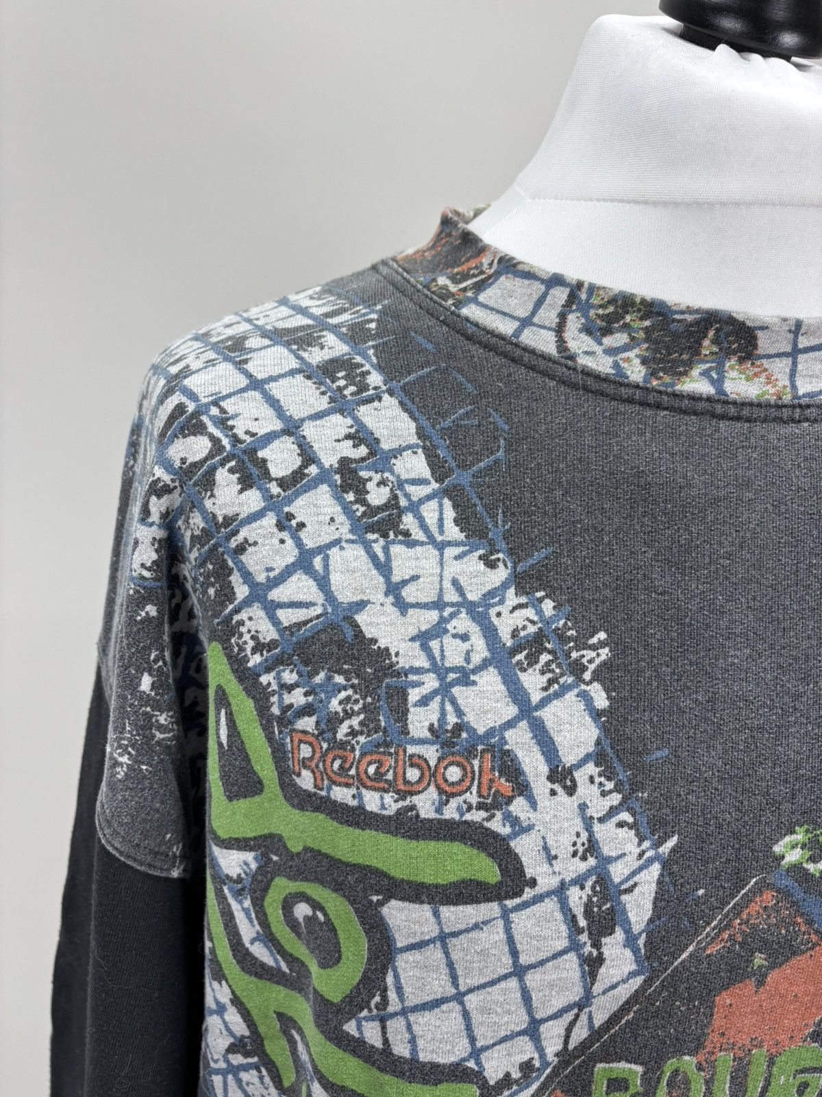 Mens vintage sweatshirt Reebok Size XL Color Multicolor