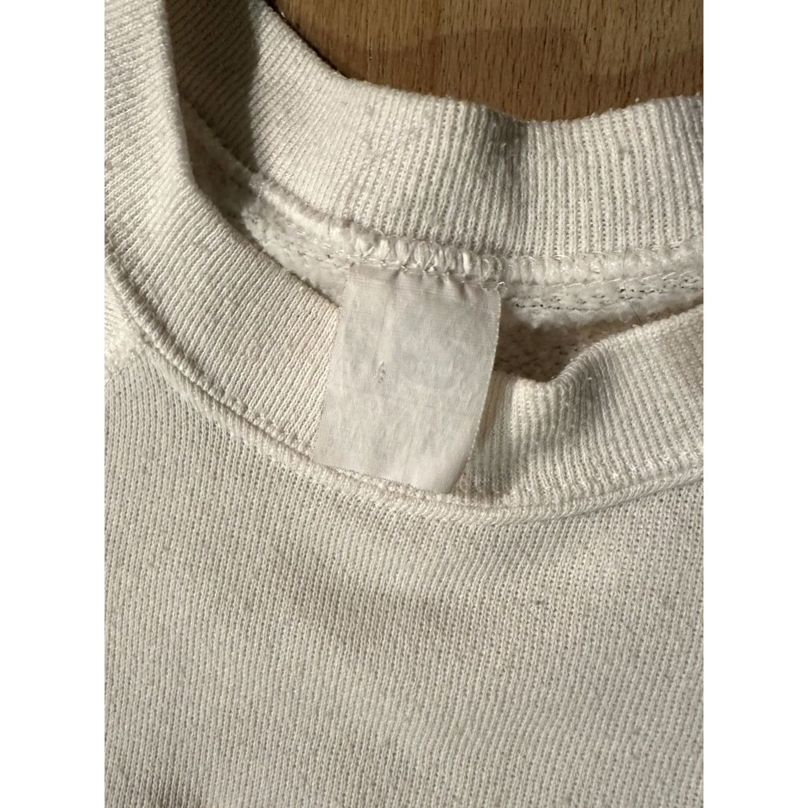 Vintage VINTAGE University Of Puerto Rico Solid Crew Neck Sweater Sz Medium Men Crew Neck Size M White 80s 70s Gym & Training Sweater Size US M / EU 48-50 / 2 - 7 Thumbnail