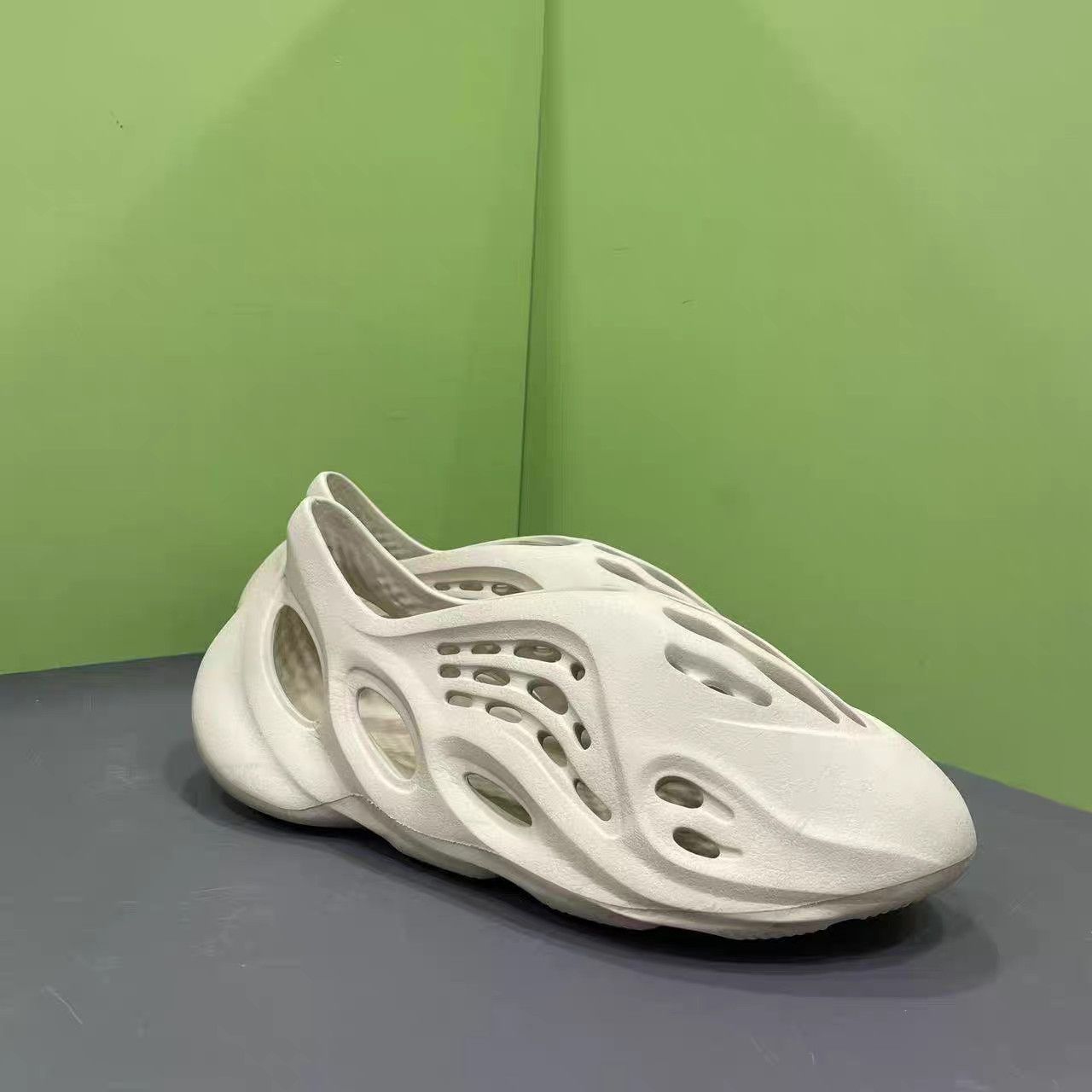 Adidas Yeezy Foam Runner Sand K15 Size US 13 / EU 46 - 2 Thumbnail