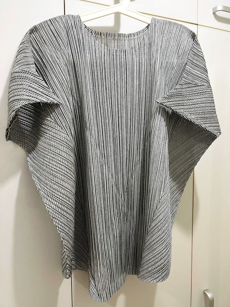 Issey Miyake Issey Miyake A light grey small flying sleeve top Size L / US 10 / IT 46 - 1 Thumbnail